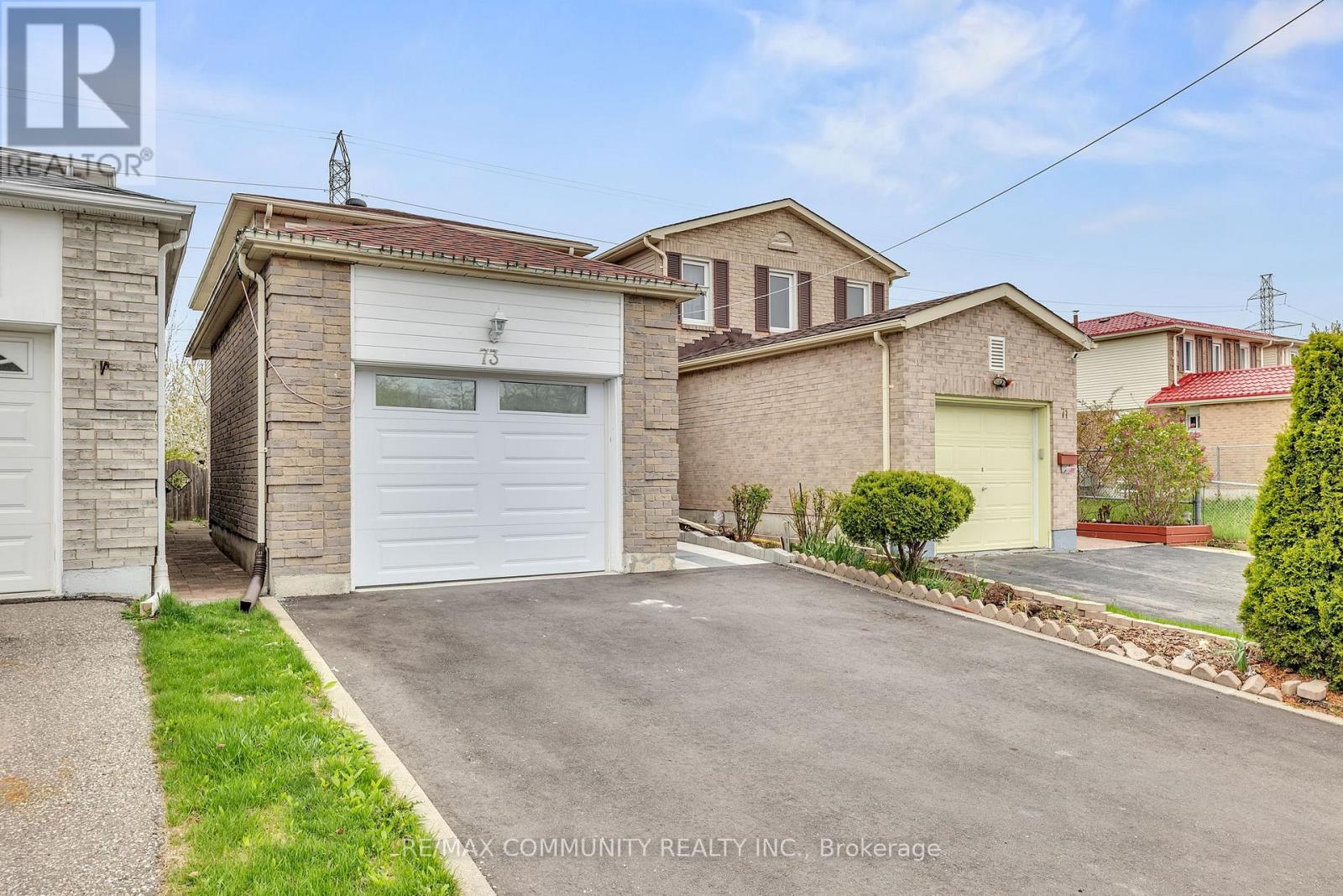 <div class="slider-price">$1,099,000</div><p>73 Maresfield Drive, Toronto, Ontario</p>