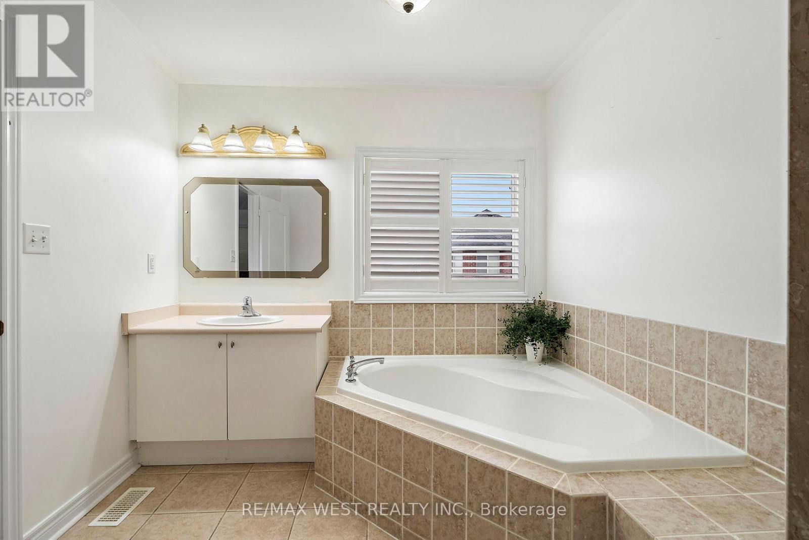 43 Humbershed Crescent, Caledon, Ontario  L7E 2X3 - Photo 6 - W12137945