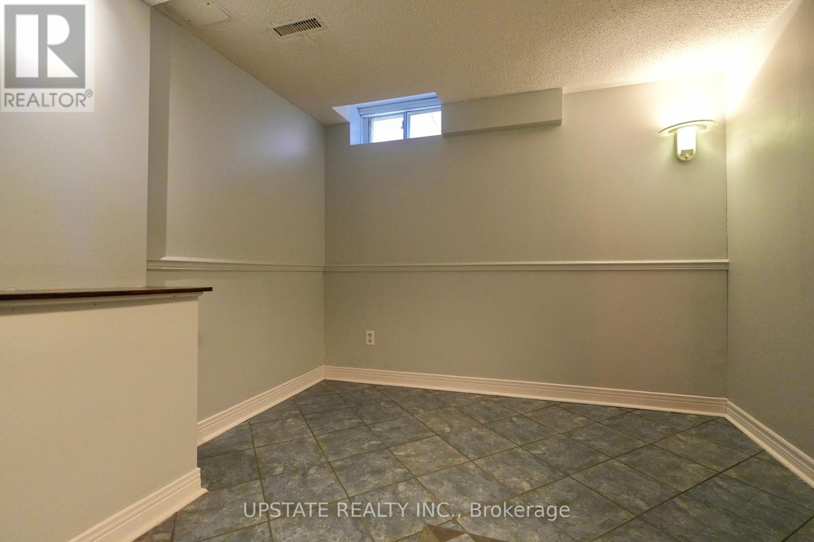 1627 Logandale Drive, Mississauga, Ontario  L5N 4M2 - Photo 4 - W12138013