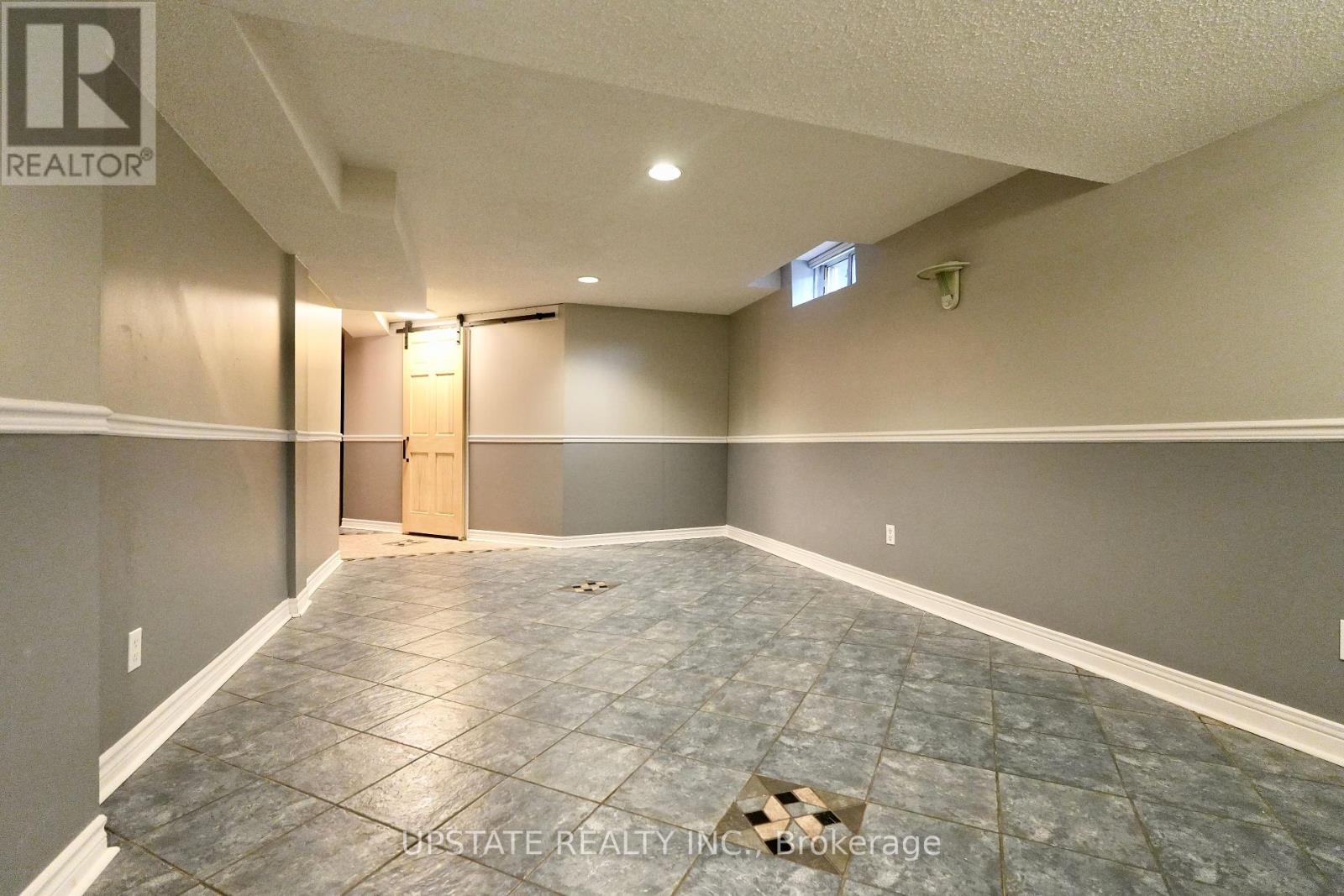 1627 Logandale Drive, Mississauga, Ontario  L5N 4M2 - Photo 5 - W12138013