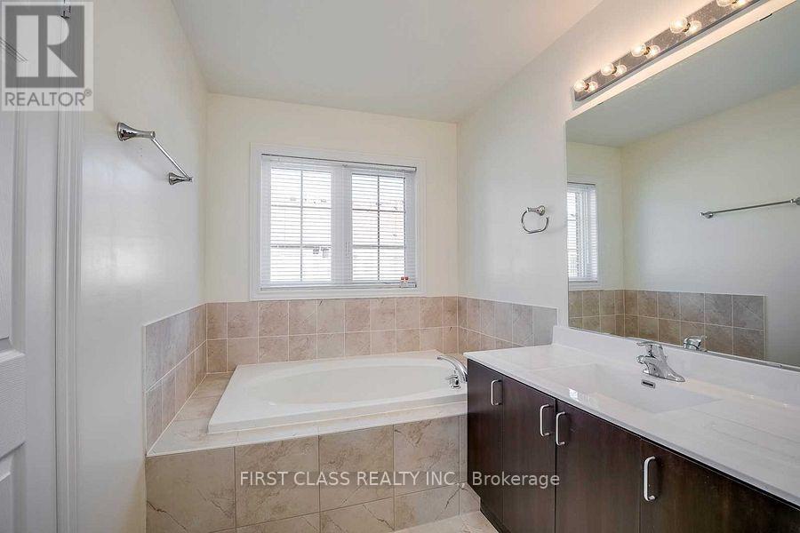 126 Farooq Boulevard, Vaughan, Ontario  L4H 4S1 - Photo 9 - N12138077
