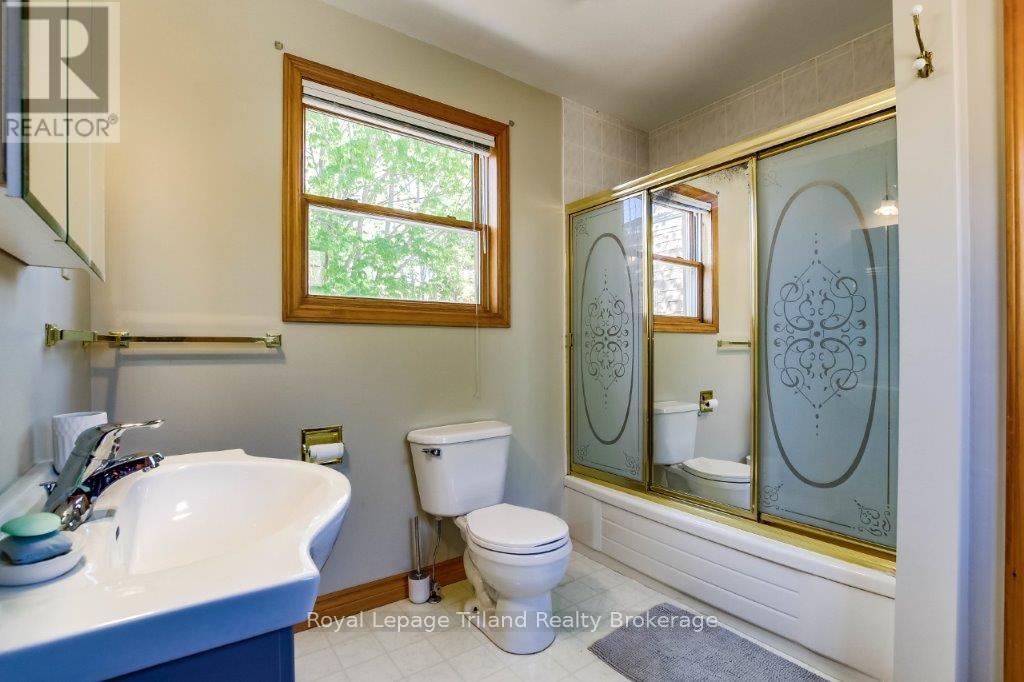 Photo 24 of 34 for 50 Warwick Avenue N