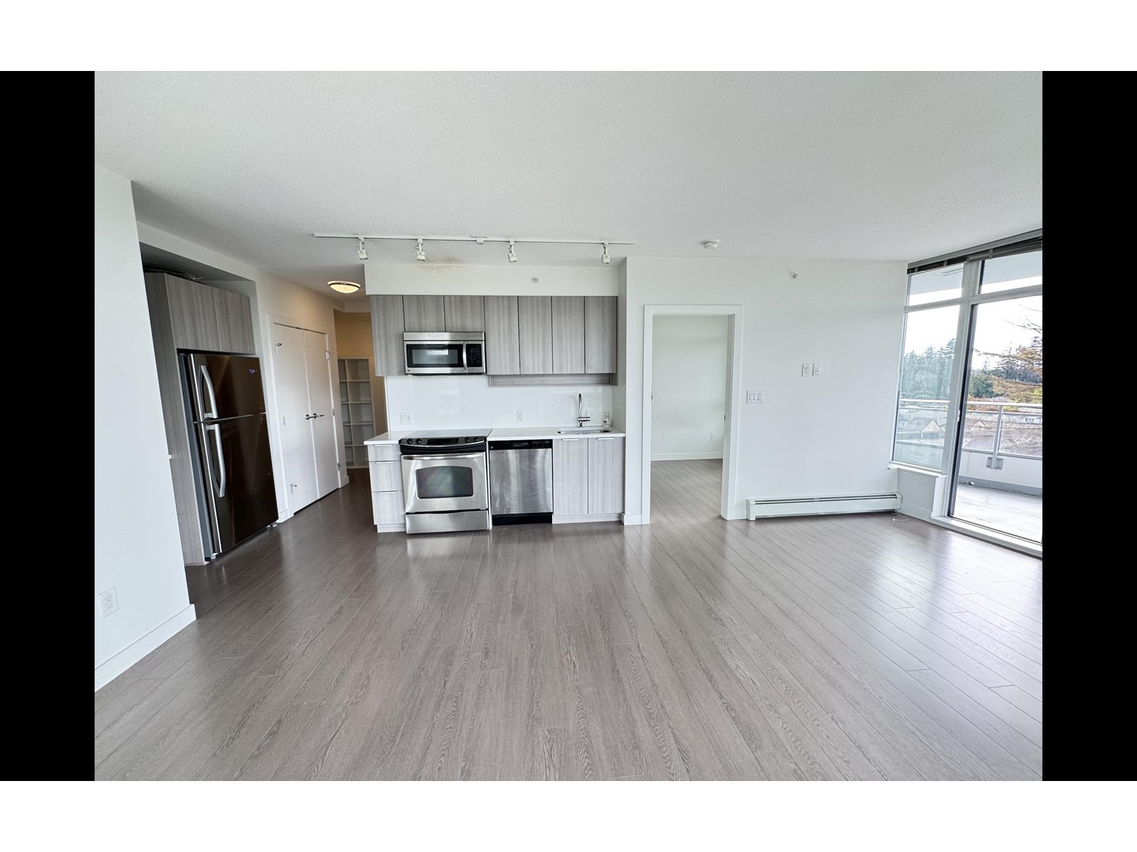803 13308 Central Avenue, Surrey, British Columbia  V3T 0M4 - Photo 6 - R2998910