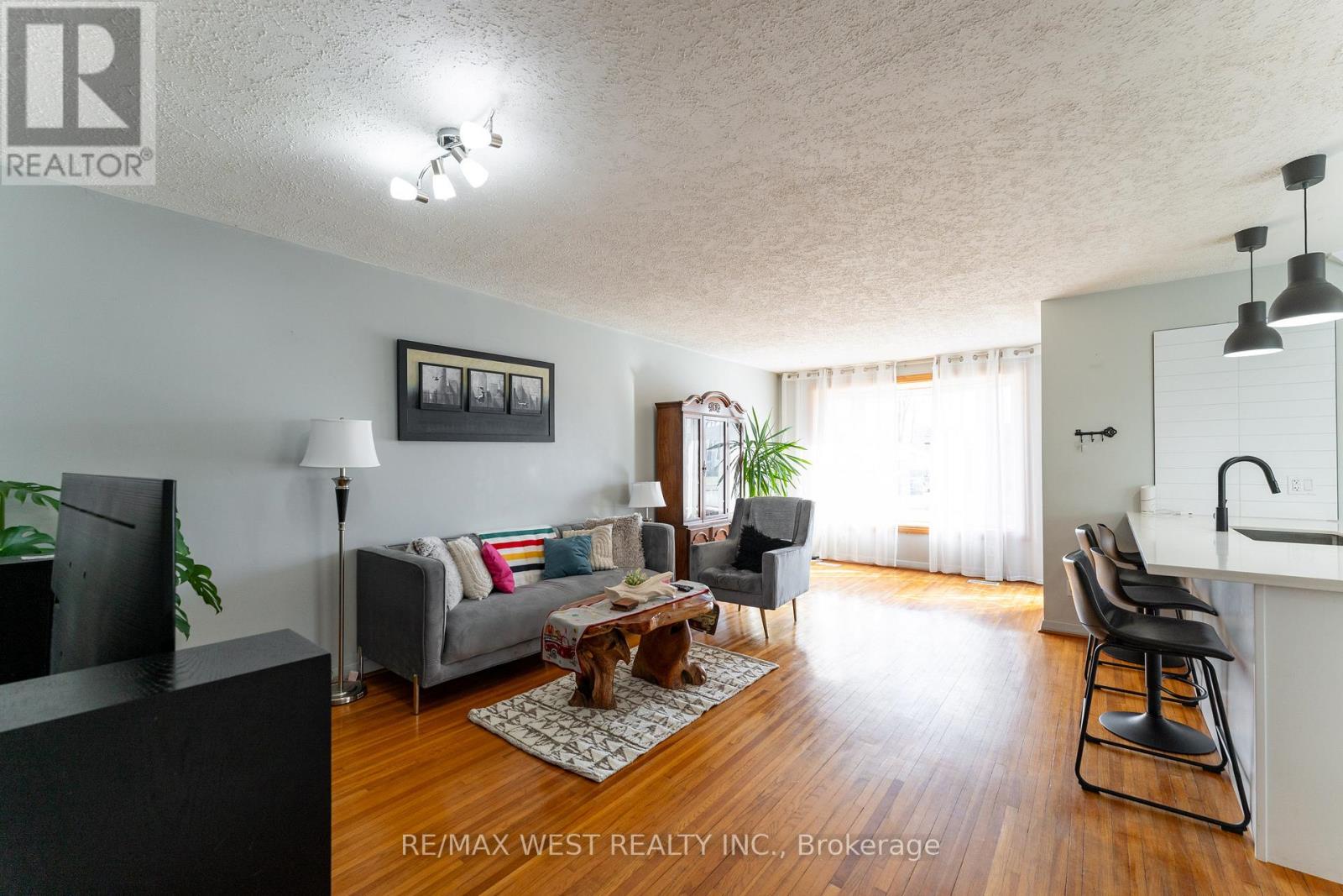 322 Rosedale Drive, Whitby, Ontario  L1N 1Z3 - Photo 3 - E12091437