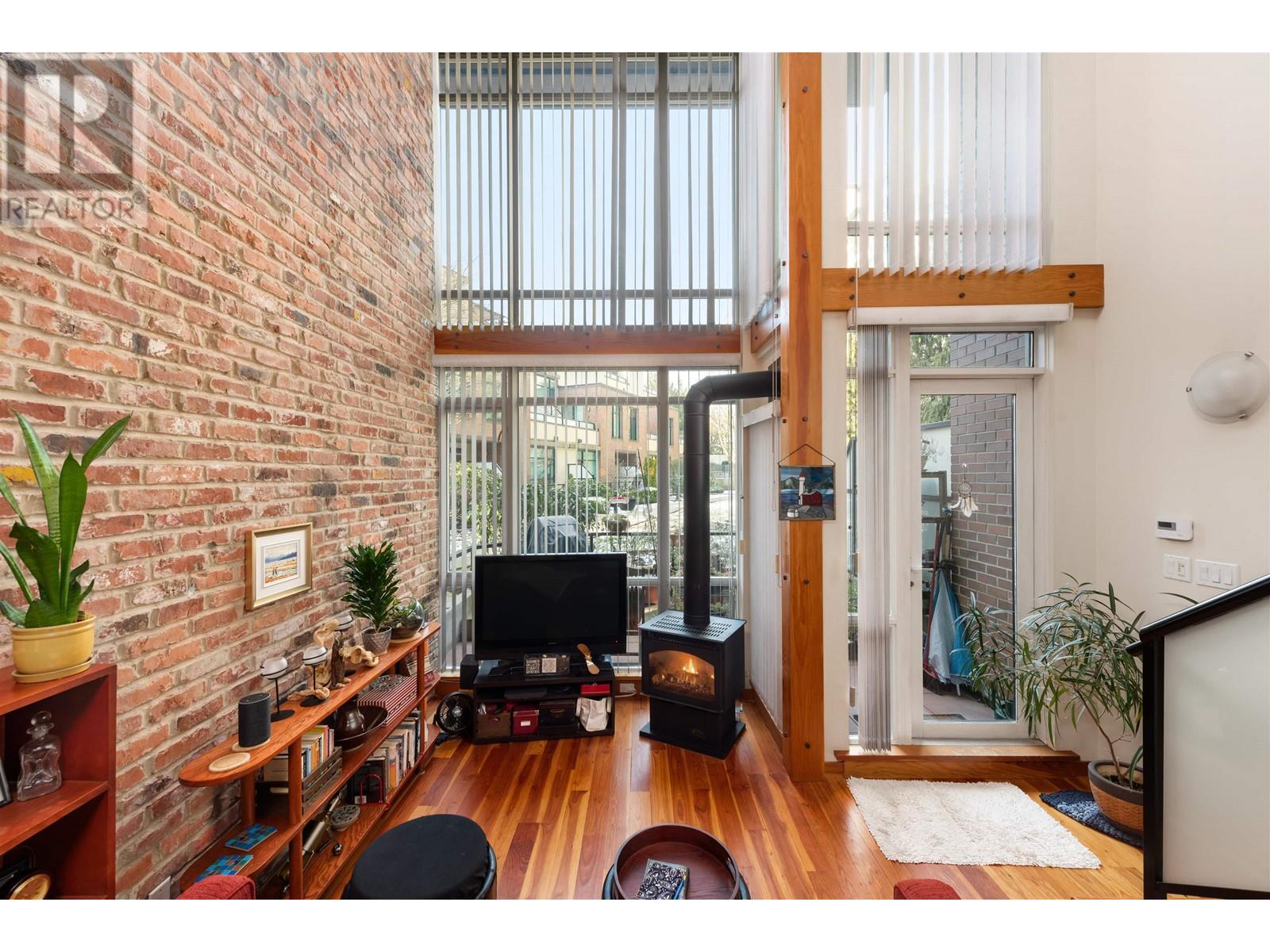 104 10 RENAISSANCE SQUARE, New Westminster, British Columbia
