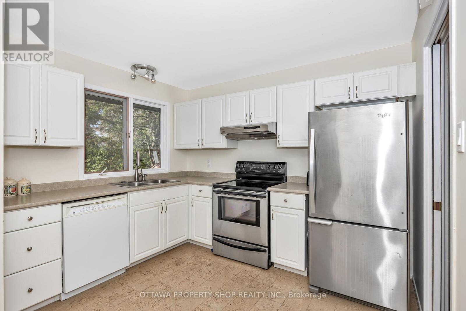 54 Chimo Drive, Ottawa, Ontario  K2L 1Y9 - Photo 7 - X12138359