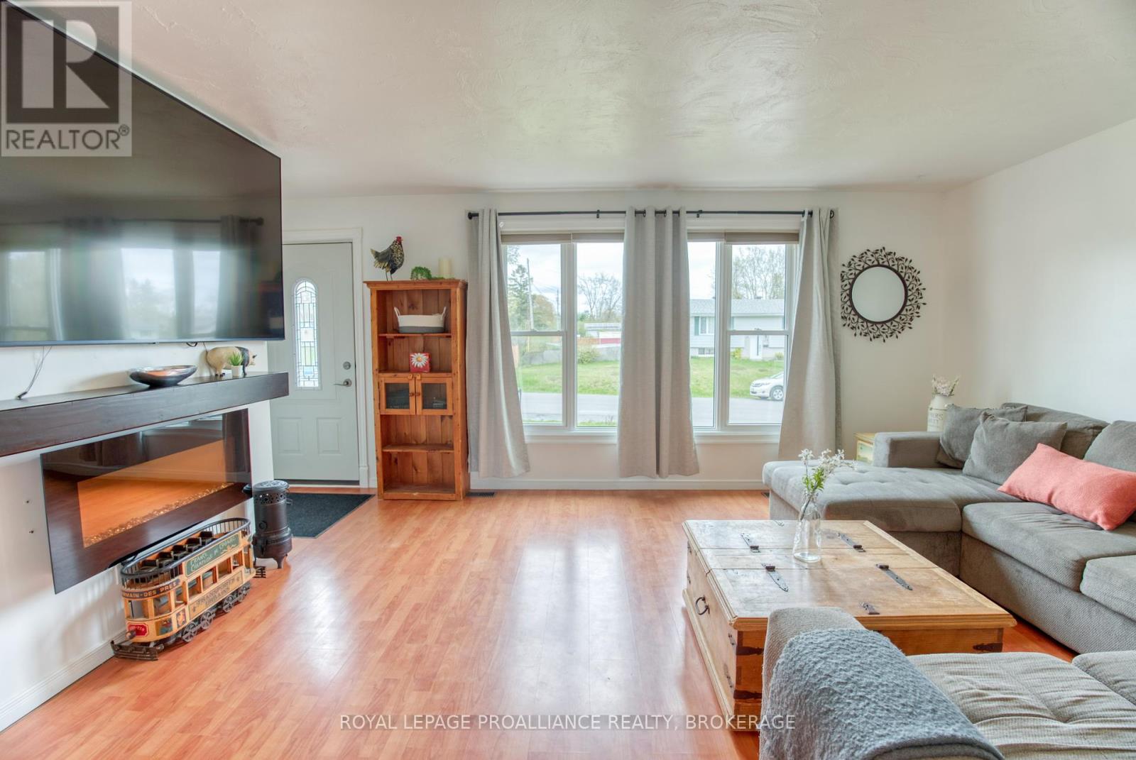 131 Chesterfield Drive, Loyalist, Ontario  K7N 1M5 - Photo 10 - X12138472