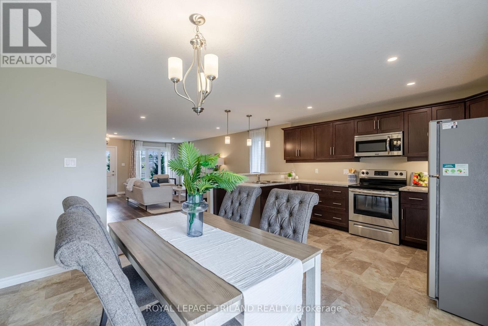 15 Shawns Trail, Thames Centre, Ontario  N0M 2P0 - Photo 11 - X12138542
