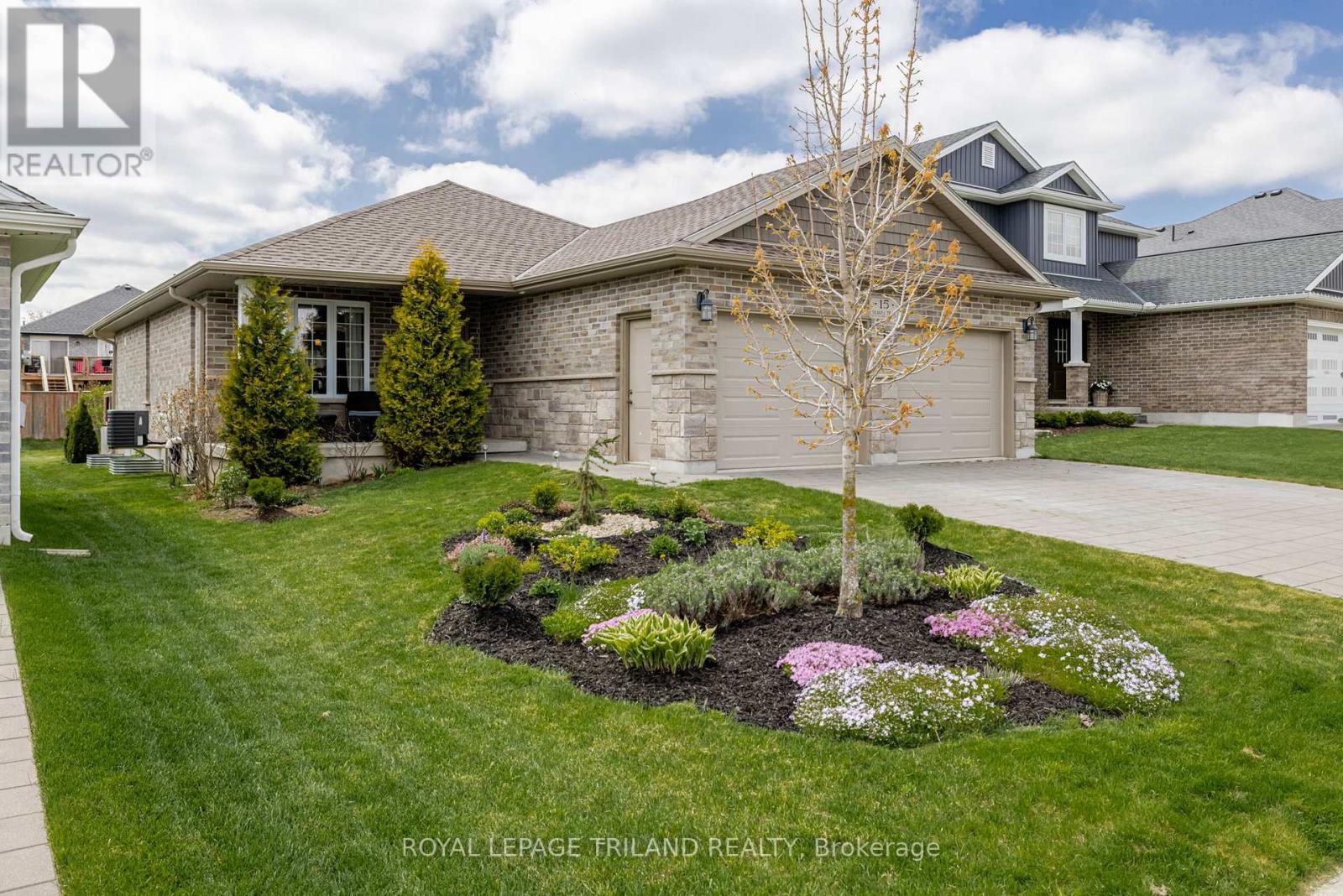 15 Shawns Trail, Thames Centre, Ontario  N0M 2P0 - Photo 2 - X12138542