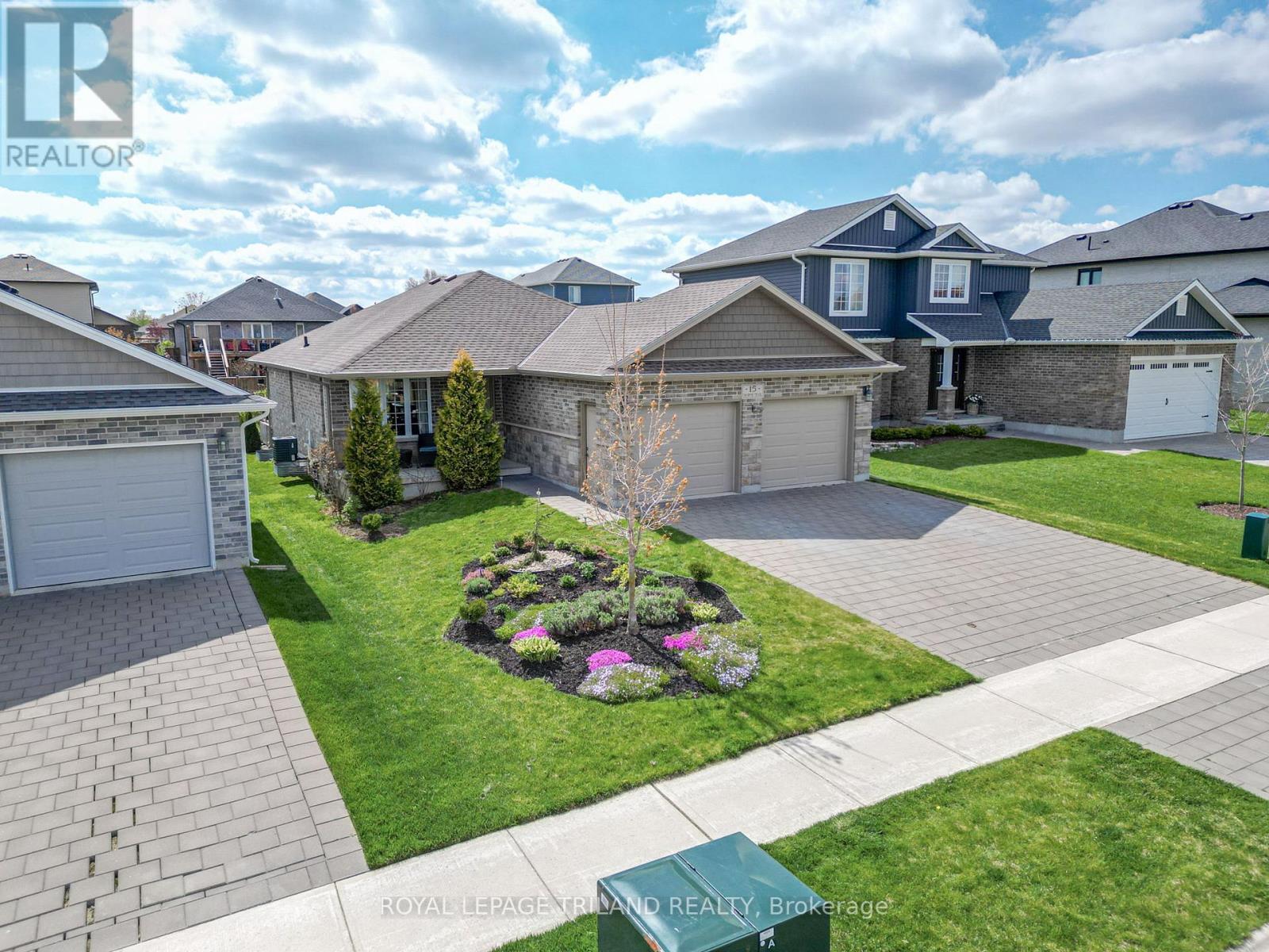 15 Shawns Trail, Thames Centre, Ontario  N0M 2P0 - Photo 3 - X12138542