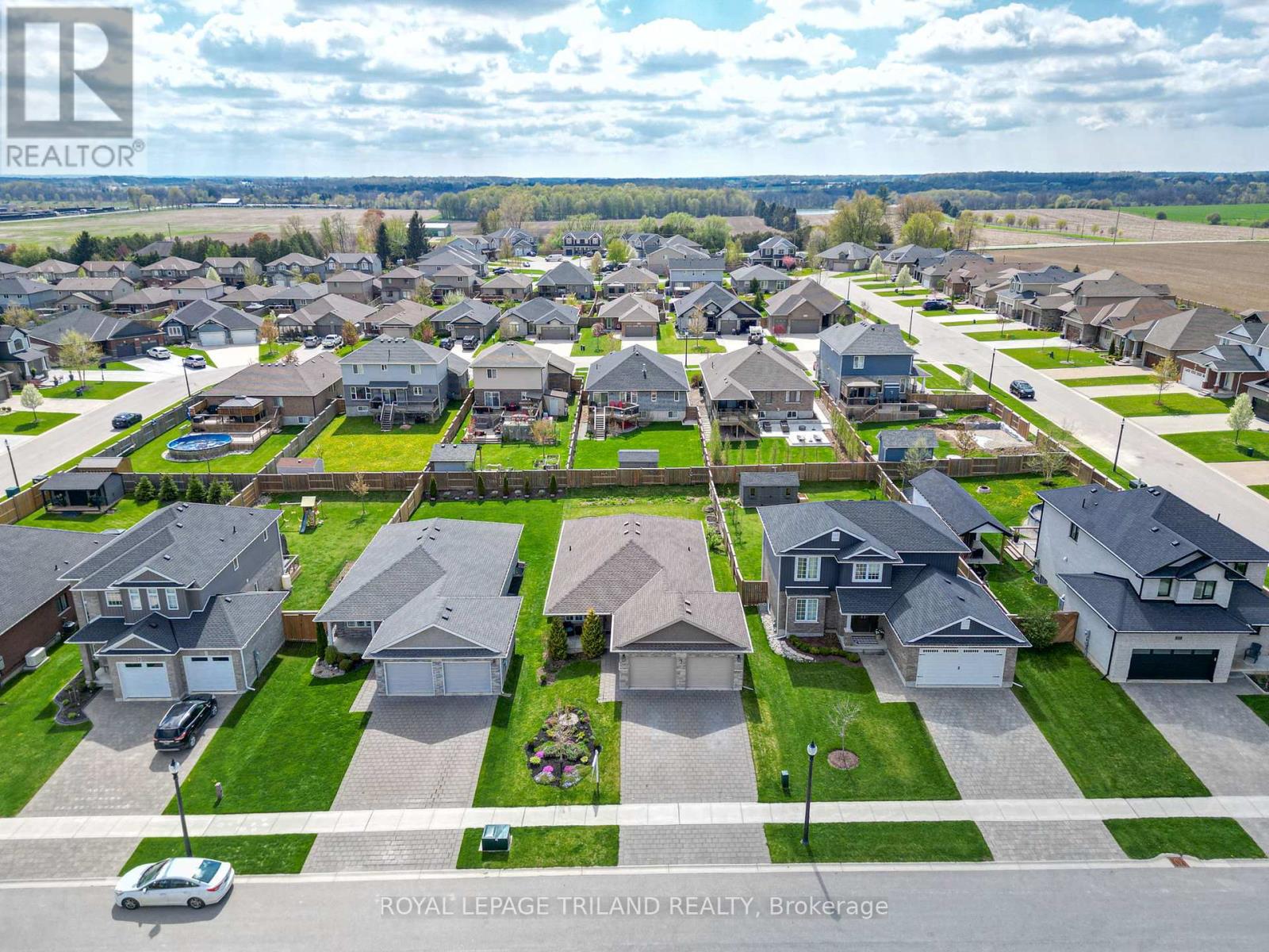 15 Shawns Trail, Thames Centre, Ontario  N0M 2P0 - Photo 4 - X12138542