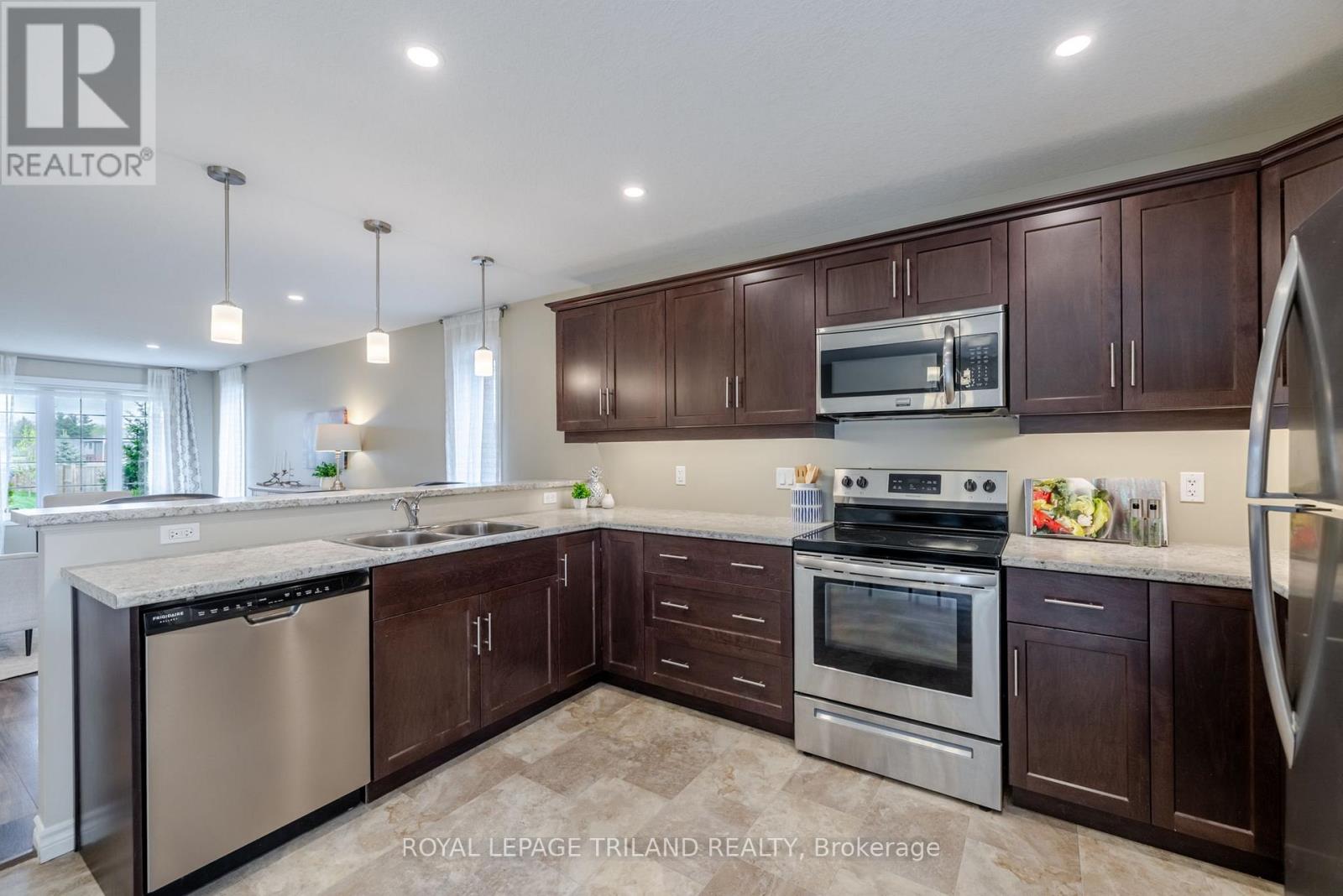 15 Shawns Trail, Thames Centre, Ontario  N0M 2P0 - Photo 9 - X12138542
