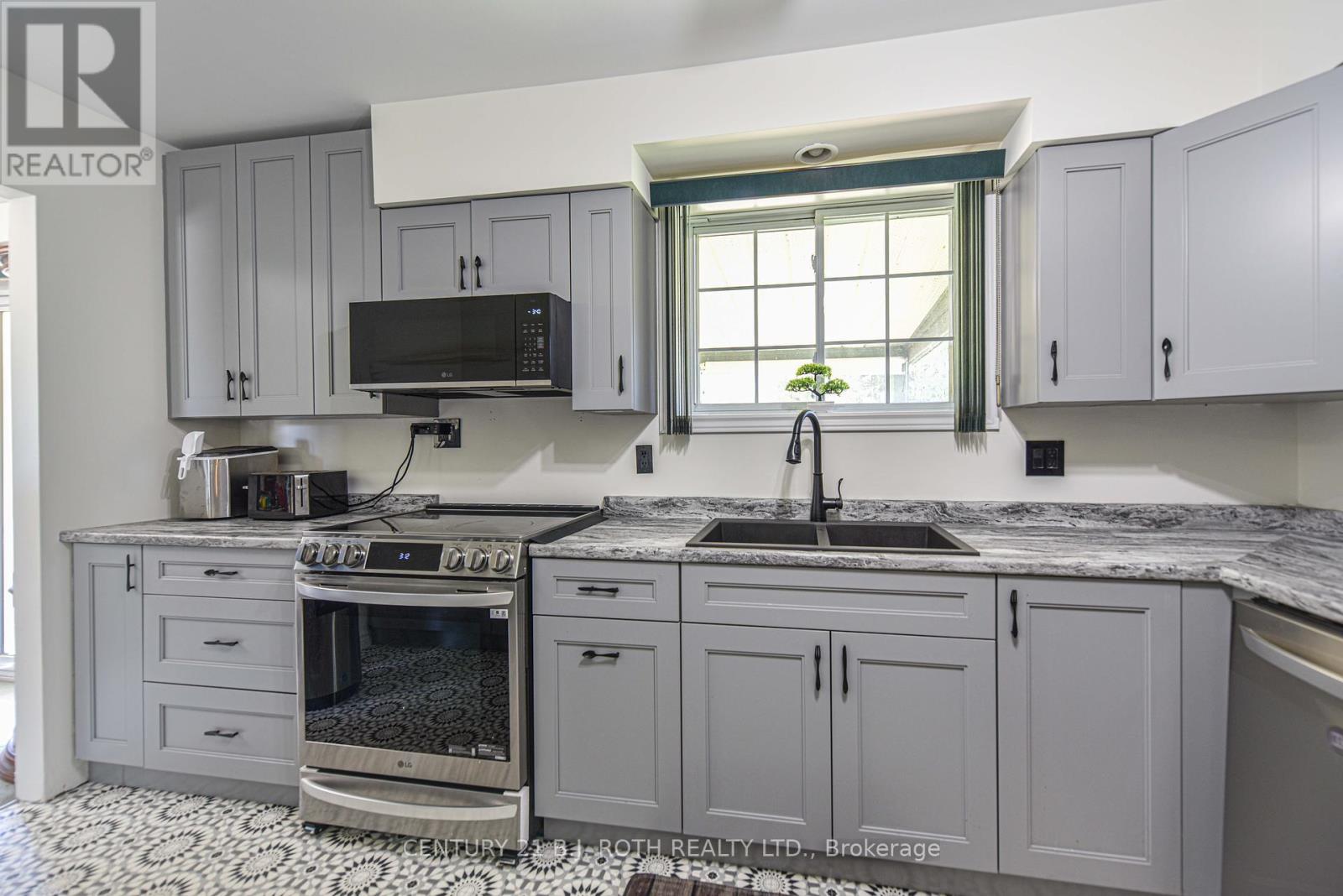123 Wellington Street, Ramara (Atherley), Ontario  L3V 3C3 - Photo 8 - S12138158