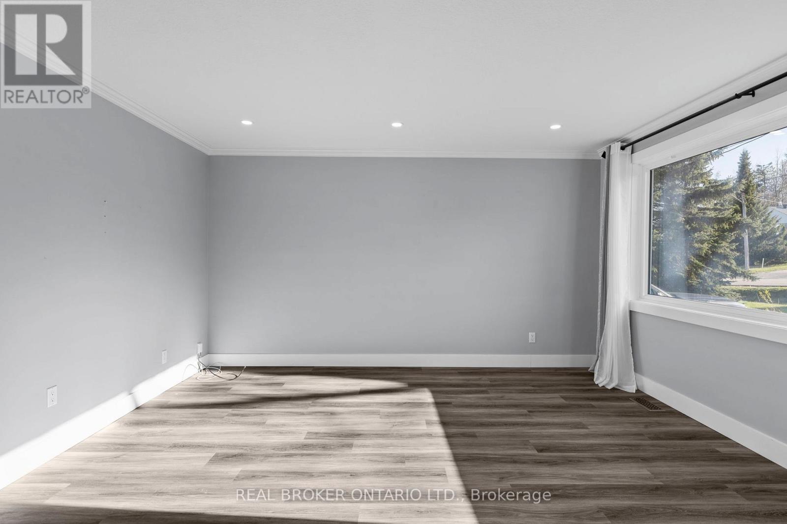 42 Charles Road, Orillia, Ontario  L3V 3H4 - Photo 4 - S12138285