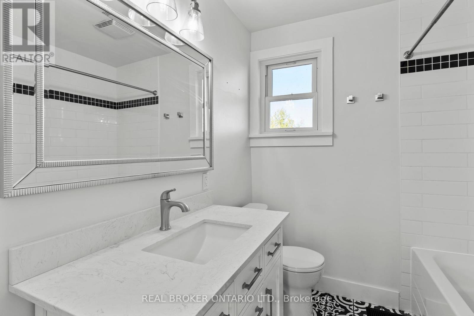 42 Charles Road, Orillia, Ontario  L3V 3H4 - Photo 9 - S12138285