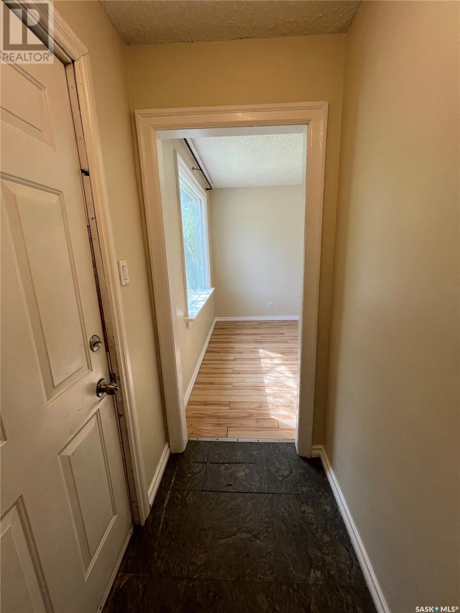 1706 Victoria Avenue, Saskatoon, Saskatchewan  S7H 1Z7 - Photo 2 - SK005307