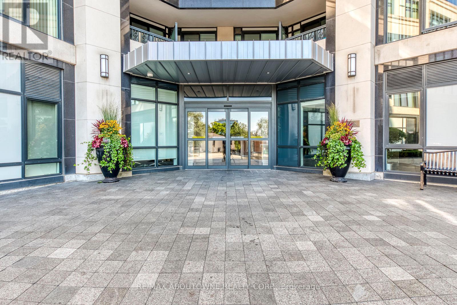 629 - 1 Old Mill Drive, Toronto, Ontario  M6S 0A1 - Photo 4 - W12138233