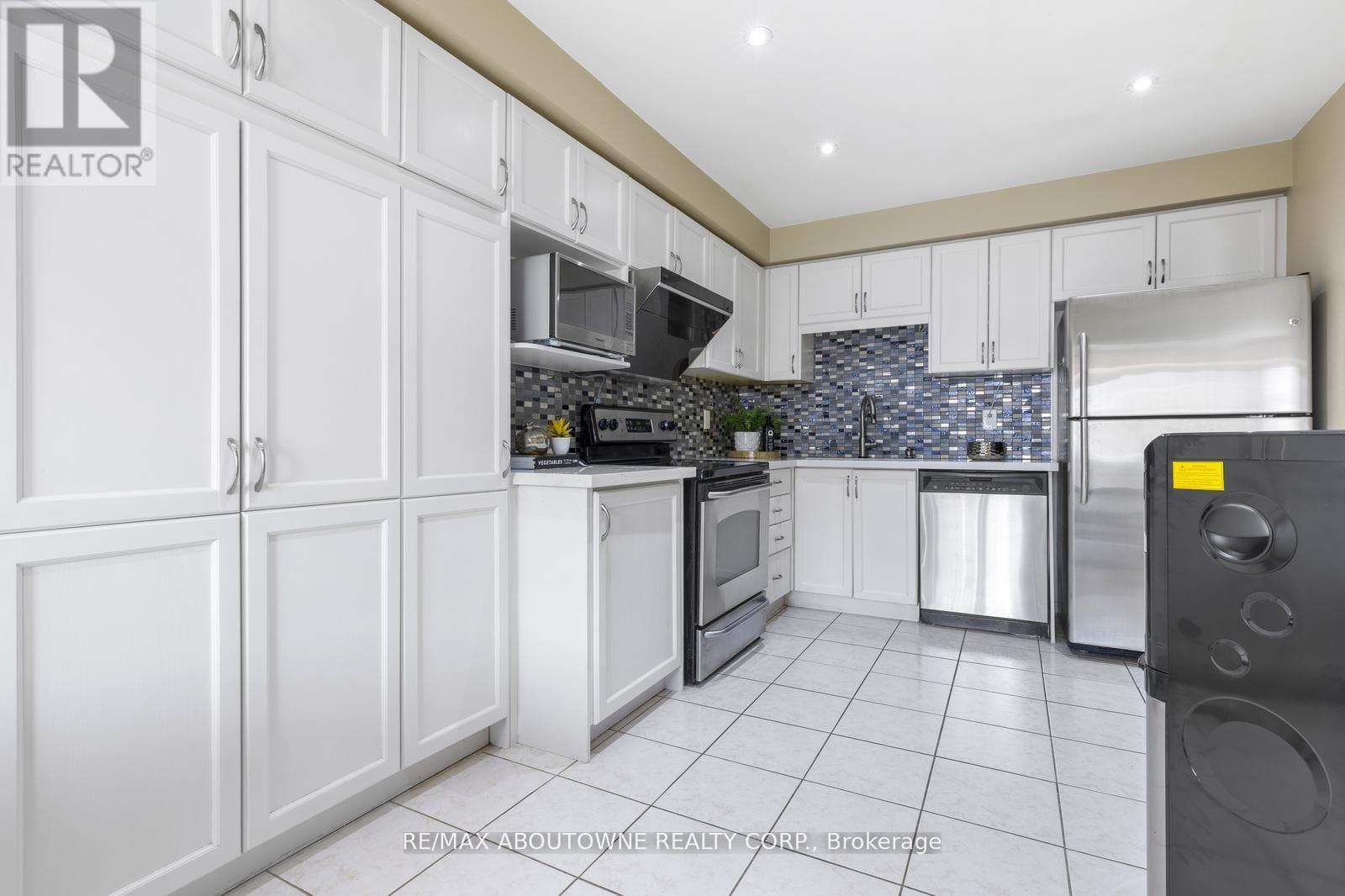 2149 Shorncliffe Boulevard, Oakville, Ontario  L6M 3W7 - Photo 12 - W12138279