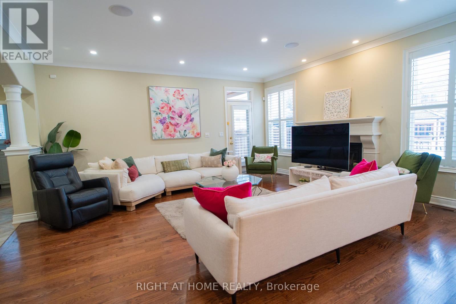 593 Renshaw Court, Mississauga, Ontario  L5H 4L7 - Photo 11 - W12138329