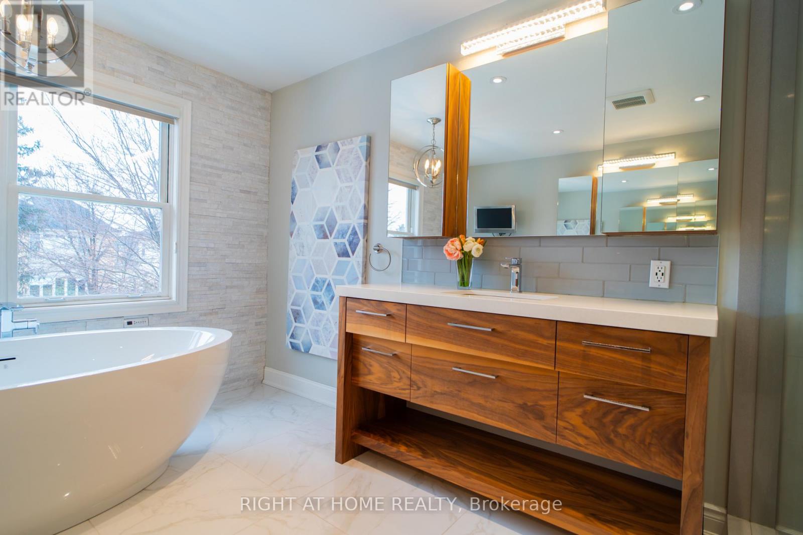 593 Renshaw Court, Mississauga, Ontario  L5H 4L7 - Photo 18 - W12138329
