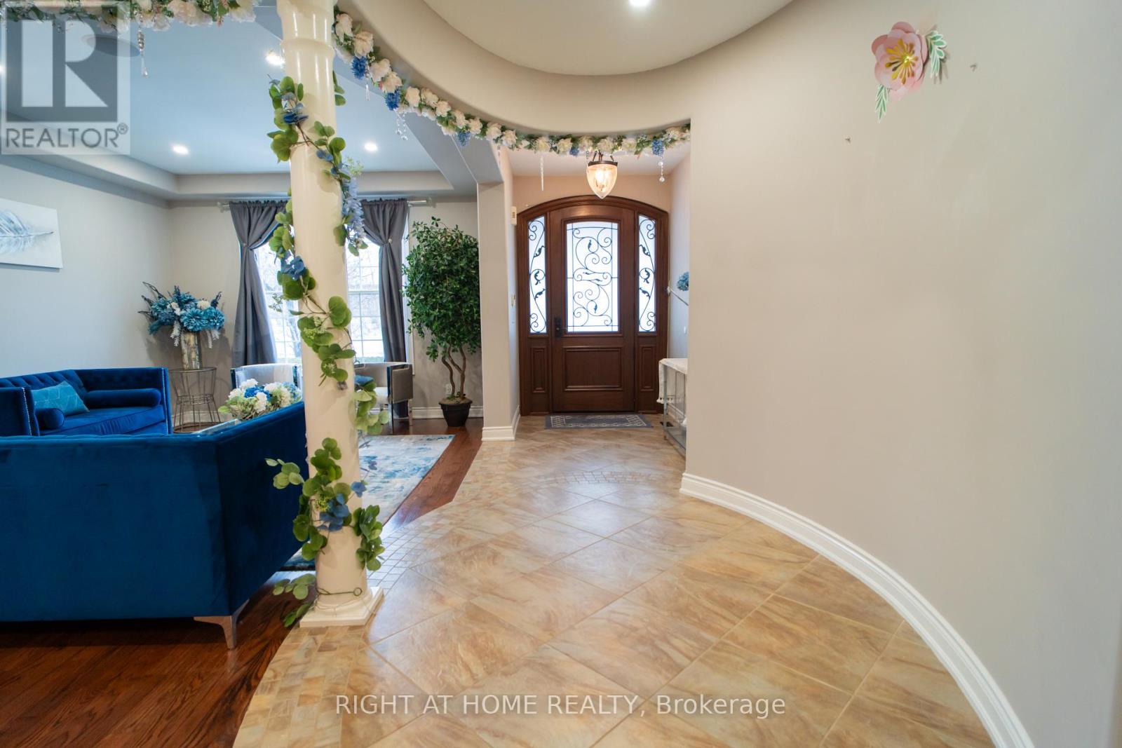 593 Renshaw Court, Mississauga, Ontario  L5H 4L7 - Photo 2 - W12138329
