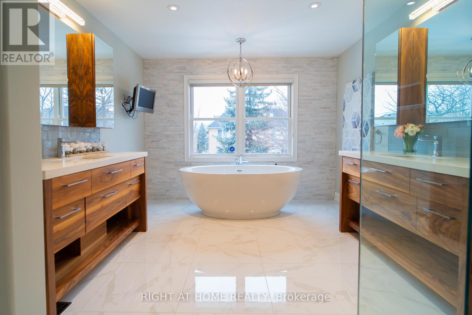 593 Renshaw Court, Mississauga, Ontario  L5H 4L7 - Photo 21 - W12138329