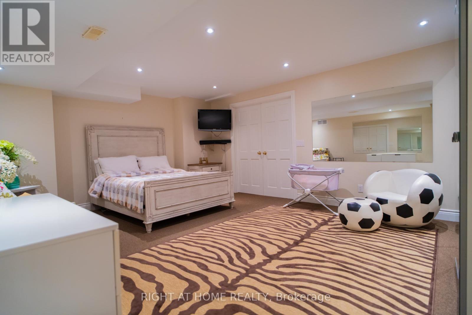 593 Renshaw Court, Mississauga, Ontario  L5H 4L7 - Photo 34 - W12138329