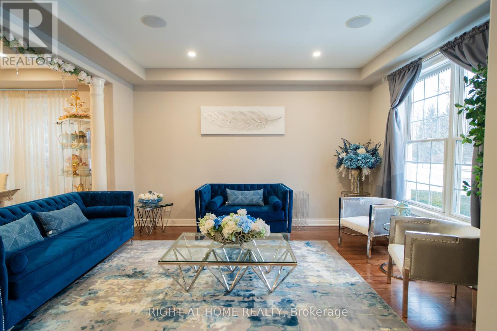 593 Renshaw Court, Mississauga, Ontario  L5H 4L7 - Photo 4 - W12138329