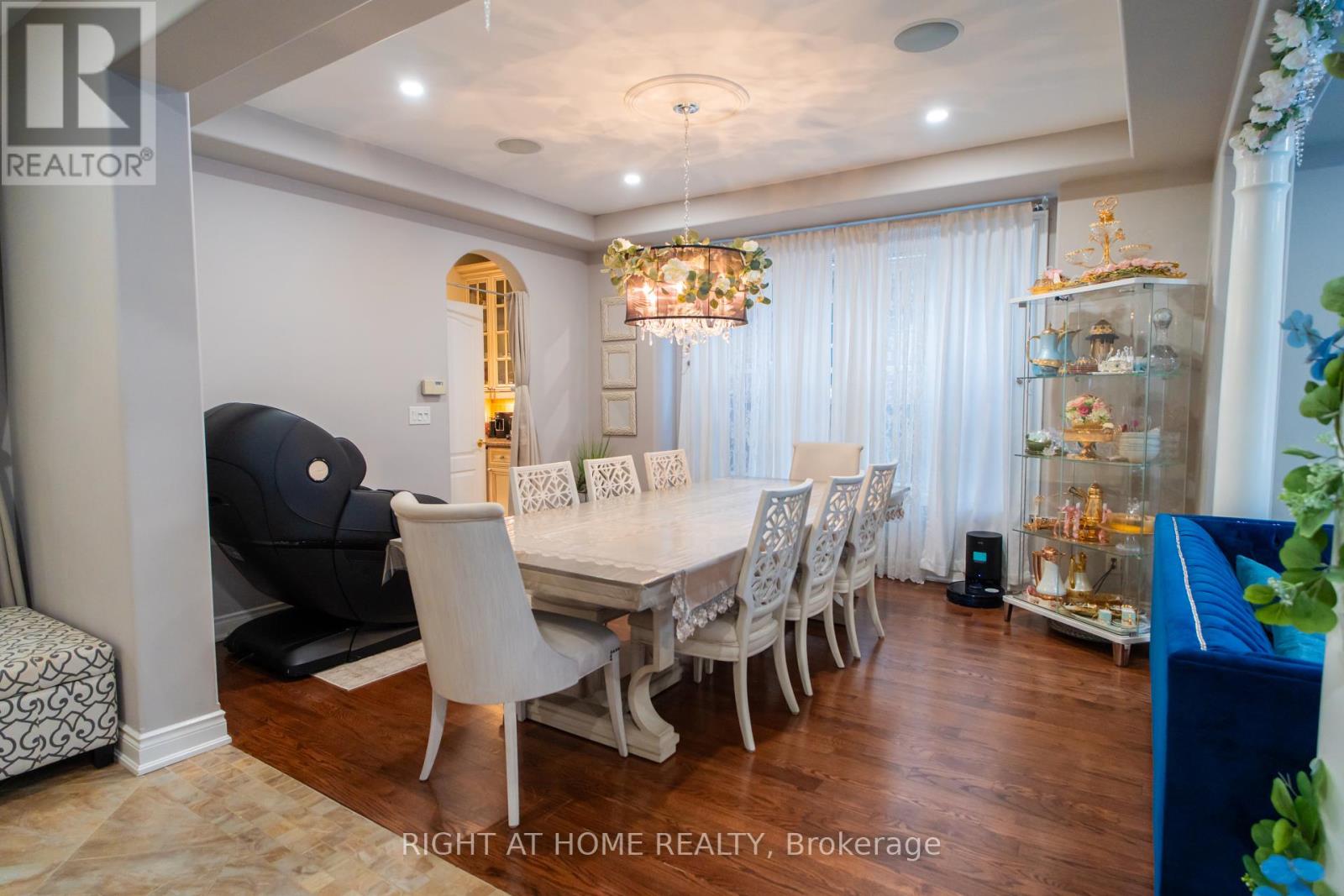 593 Renshaw Court, Mississauga, Ontario  L5H 4L7 - Photo 6 - W12138329