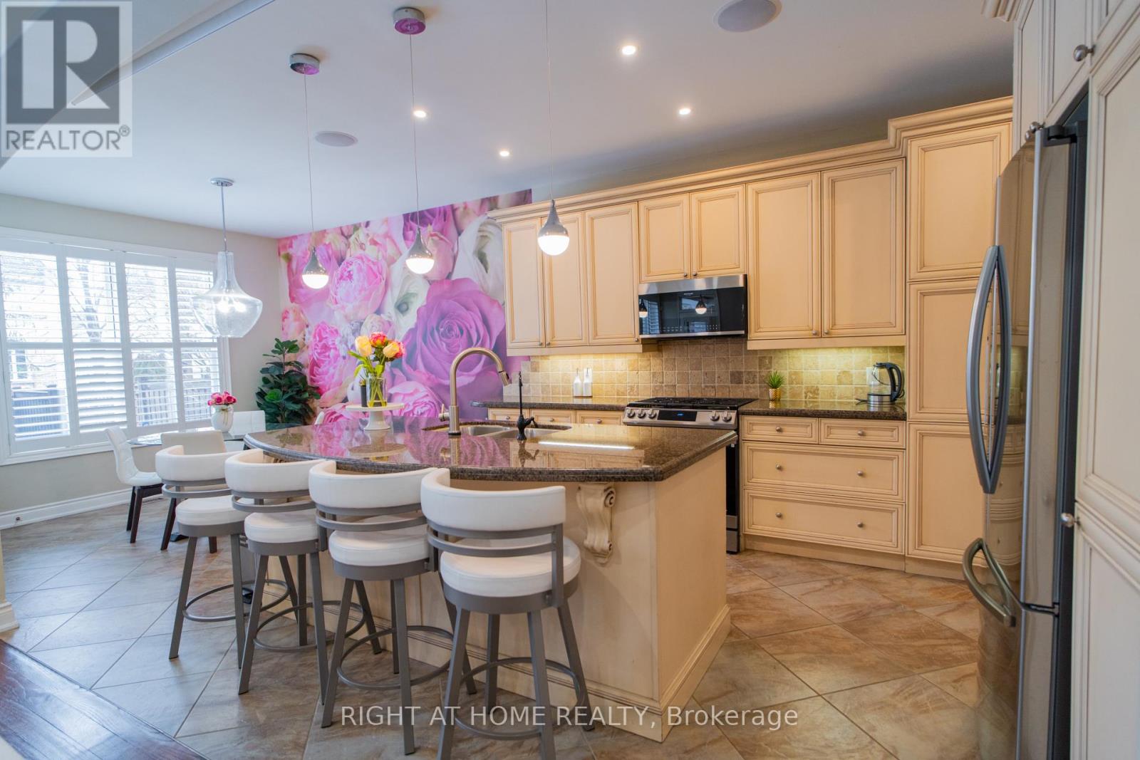 593 Renshaw Court, Mississauga, Ontario  L5H 4L7 - Photo 7 - W12138329