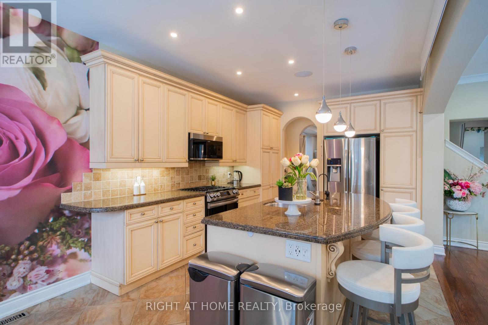 593 Renshaw Court, Mississauga, Ontario  L5H 4L7 - Photo 8 - W12138329