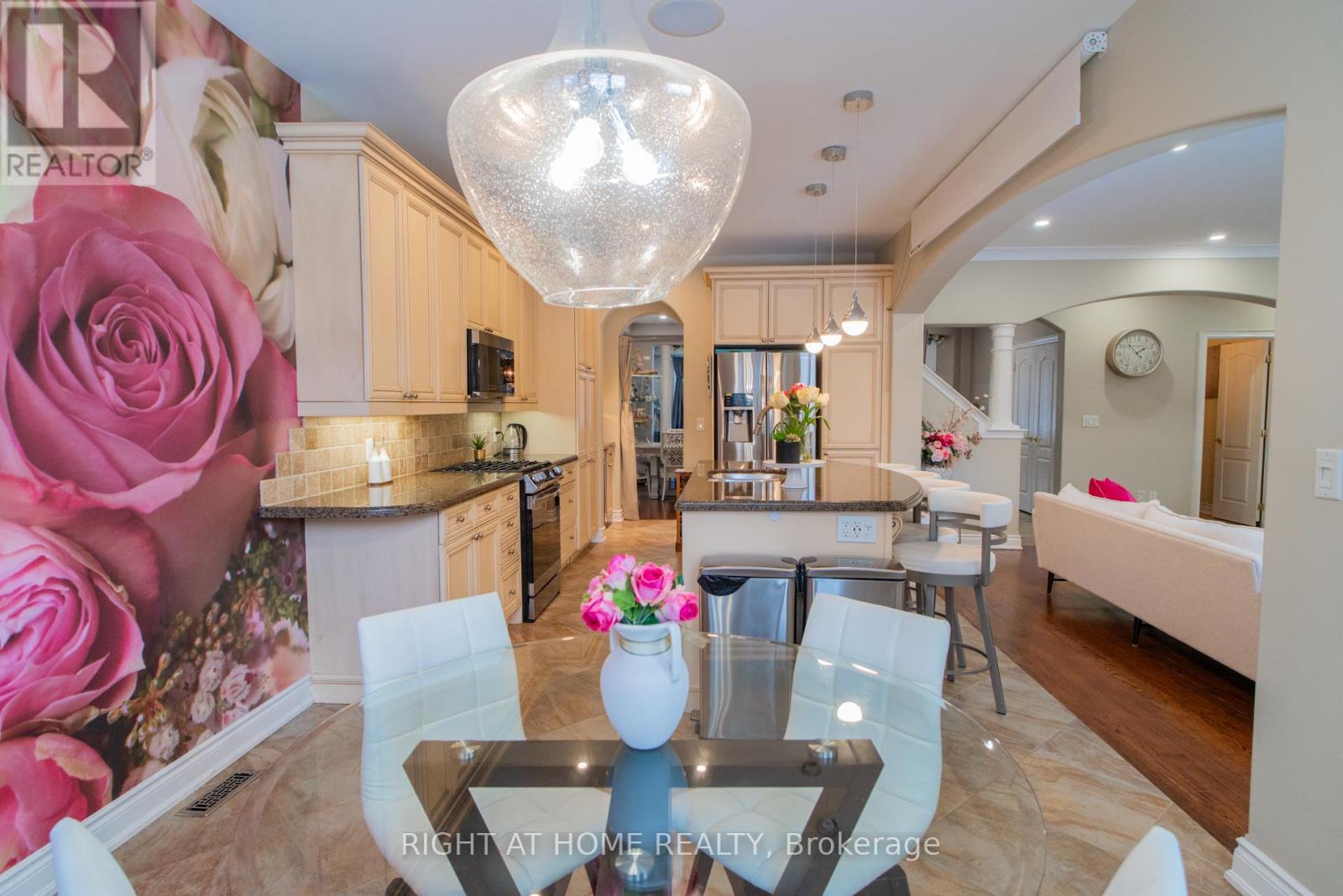 593 Renshaw Court, Mississauga, Ontario  L5H 4L7 - Photo 9 - W12138329