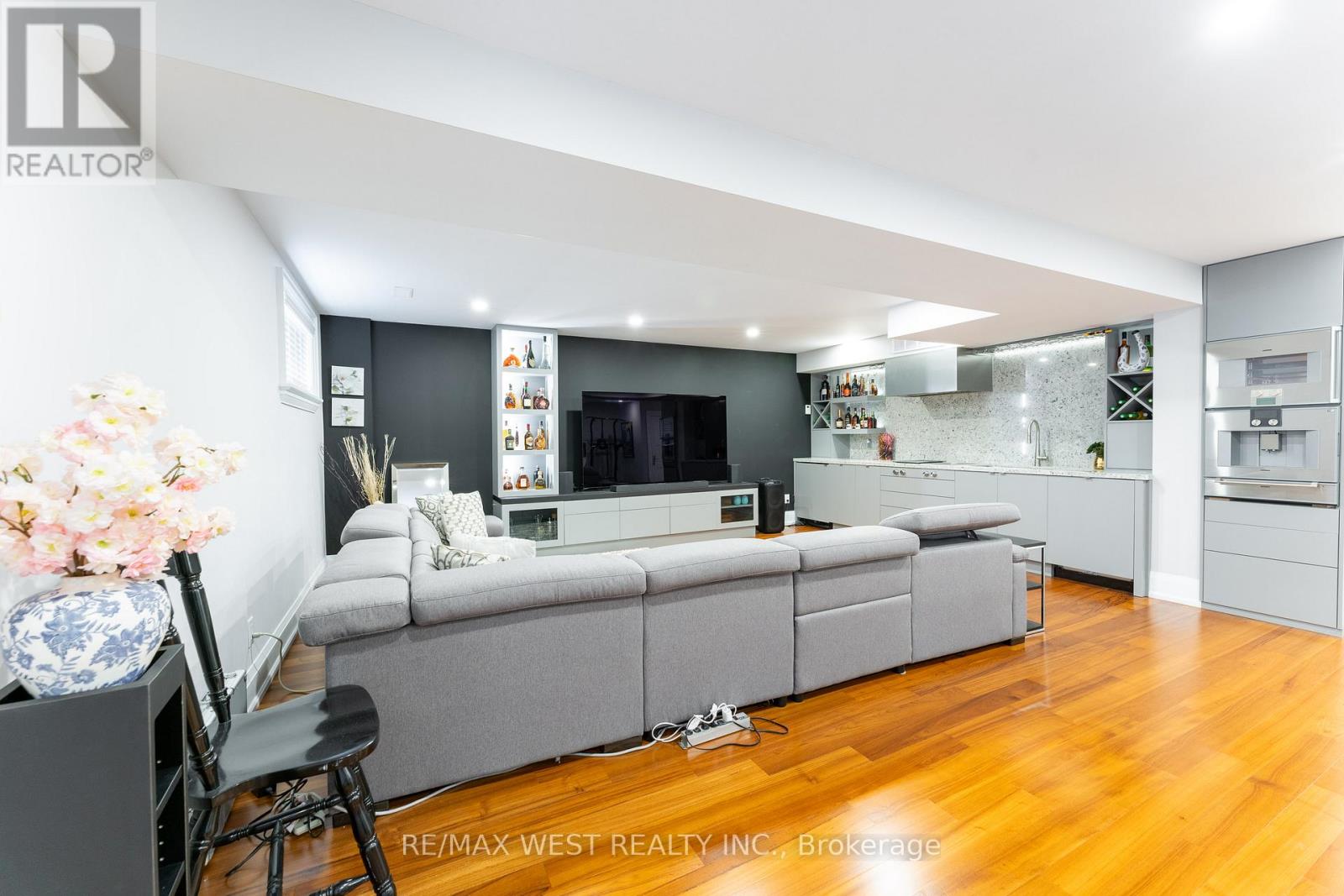 1152 Glengrove Avenue, Toronto, Ontario  M6B 2K4 - Photo 22 - W12138333
