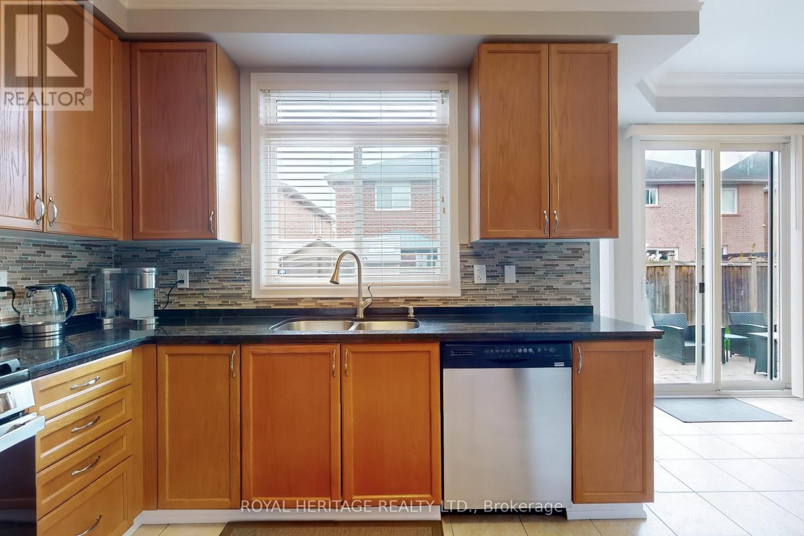 22 Tawnberry Circle, Brampton, Ontario  L7A 0J6 - Photo 11 - W12138395