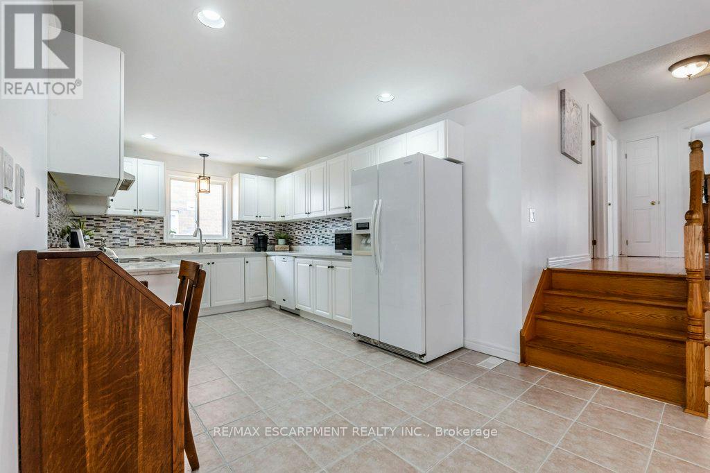 62 Spadara Drive, Hamilton, Ontario  L9B 2K3 - Photo 14 - X12138211
