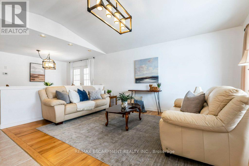 62 Spadara Drive, Hamilton, Ontario  L9B 2K3 - Photo 6 - X12138211
