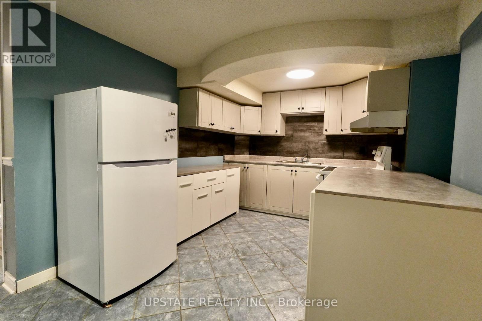 1627 Logandale Drive, Mississauga (East Credit), Ontario  L5N 4M2 - Photo 12 - W12138013