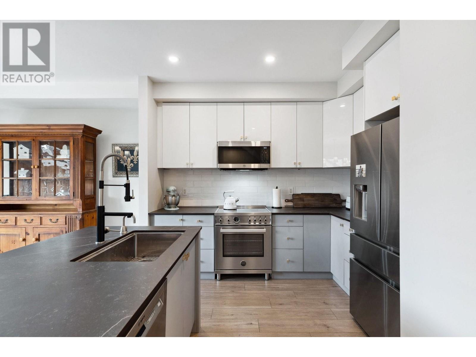Property at 150 1460 SOUTHVIEW STREET image 3