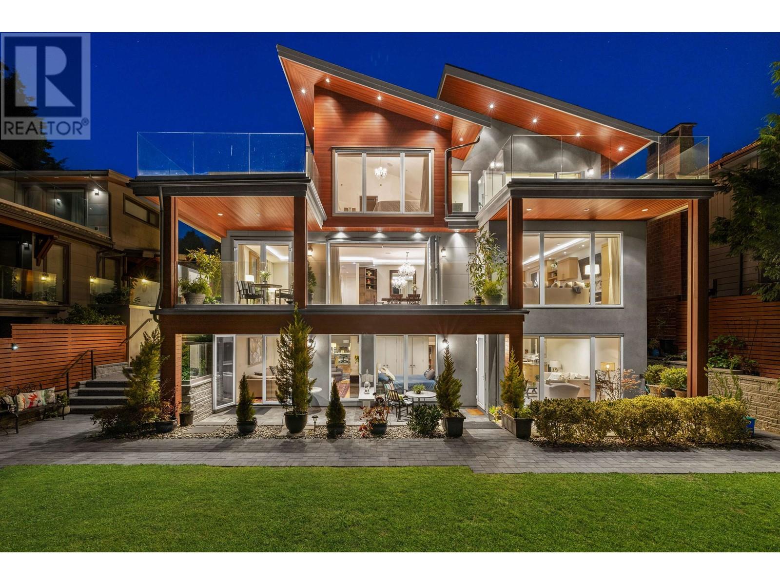 2449 KINGS AVENUE, West Vancouver, British Columbia