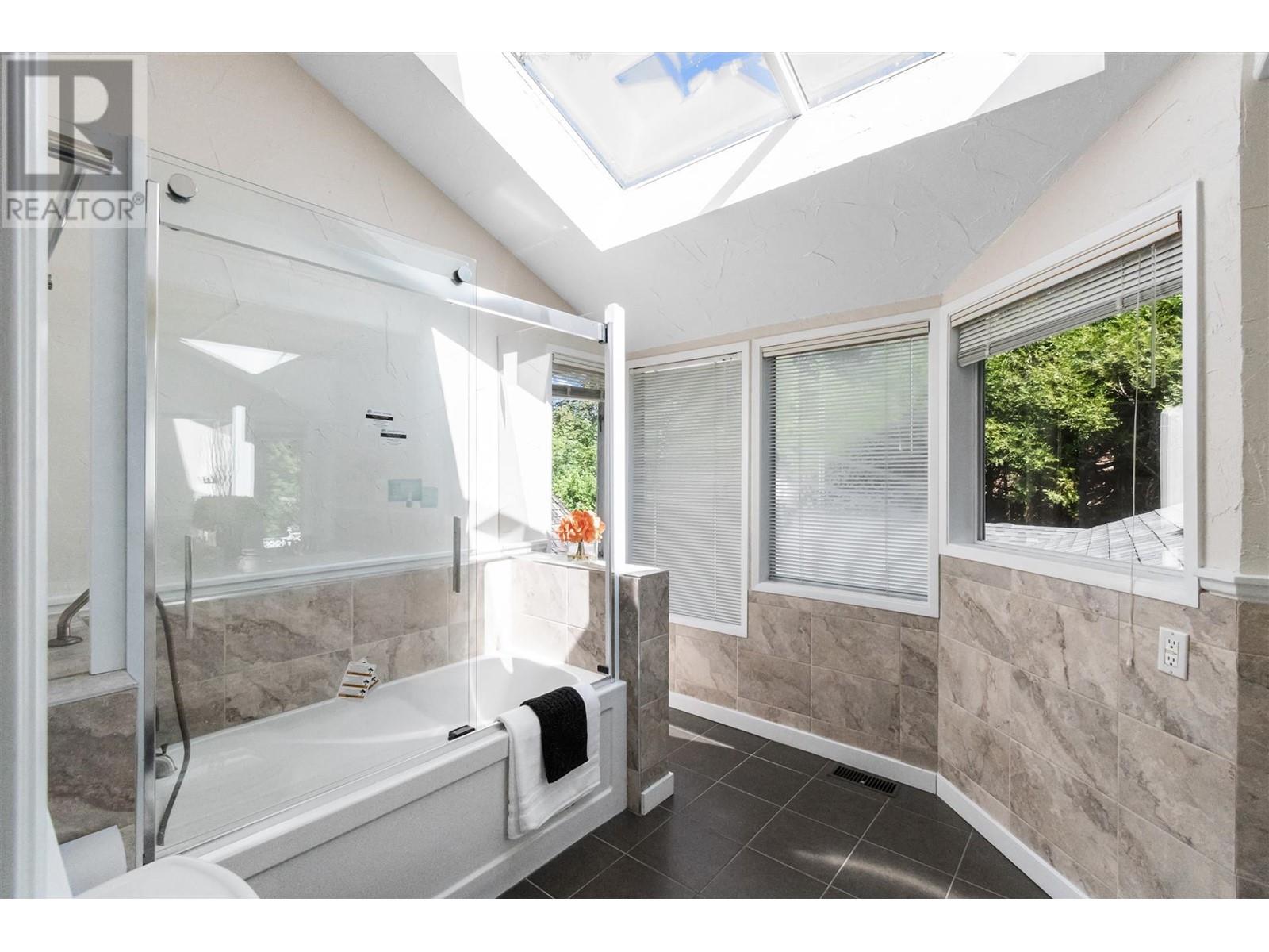 2453 Phillips Place, Burnaby, British Columbia  V5A 2W1 - Photo 14 - R3000952