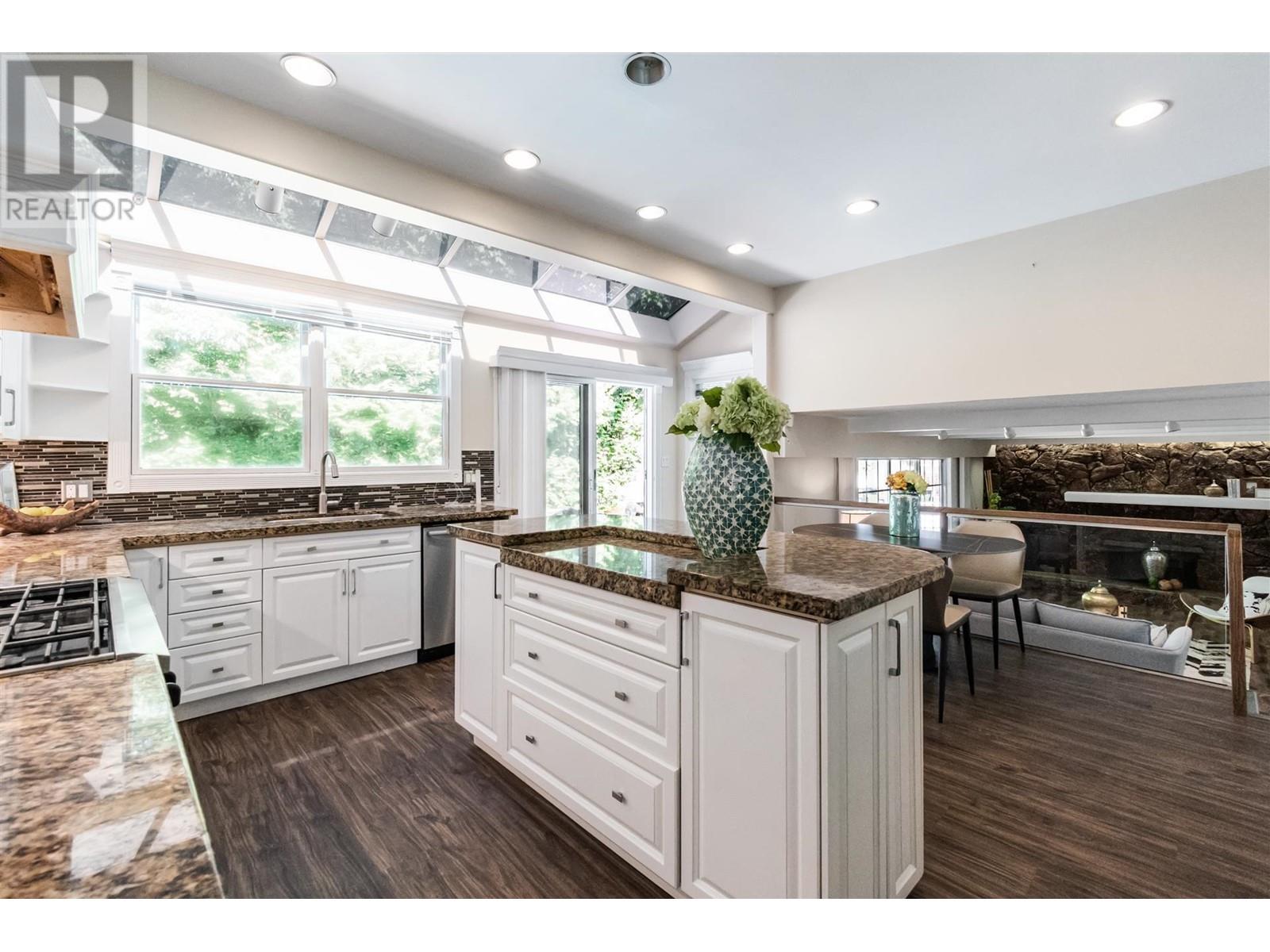 2453 Phillips Place, Burnaby, British Columbia  V5A 2W1 - Photo 5 - R3000952