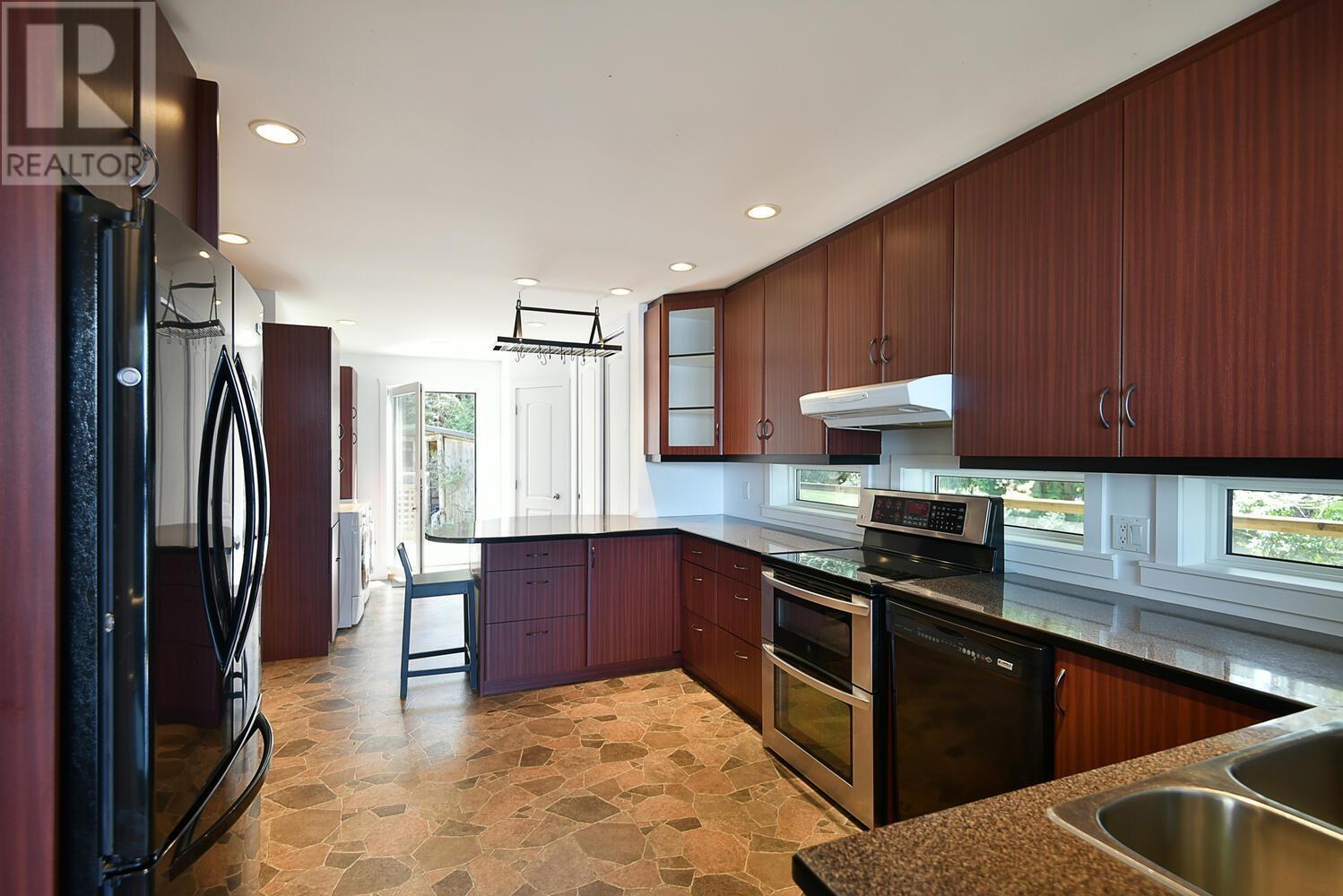 8429 Redrooffs Road, Halfmoon Bay, British Columbia  V7Z 1E6 - Photo 6 - R3000954