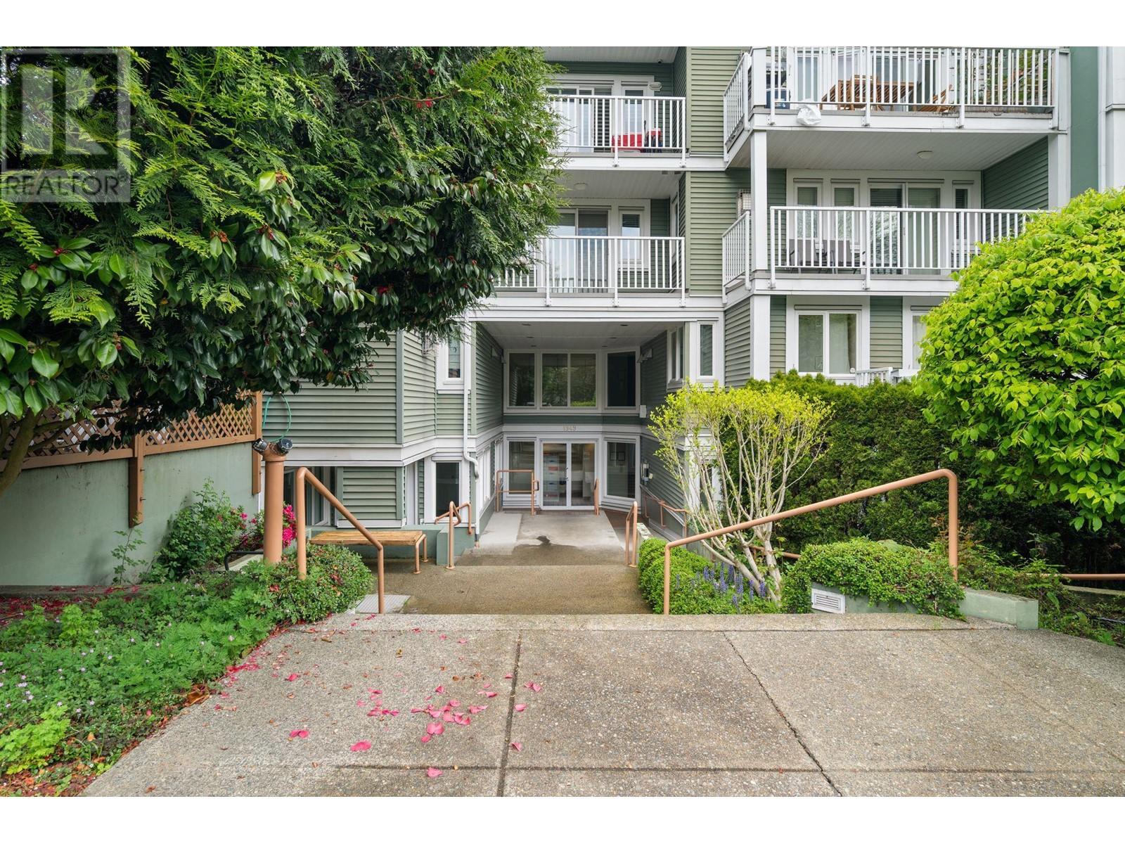 4 1949 W 8TH AVENUE, Vancouver, British Columbia