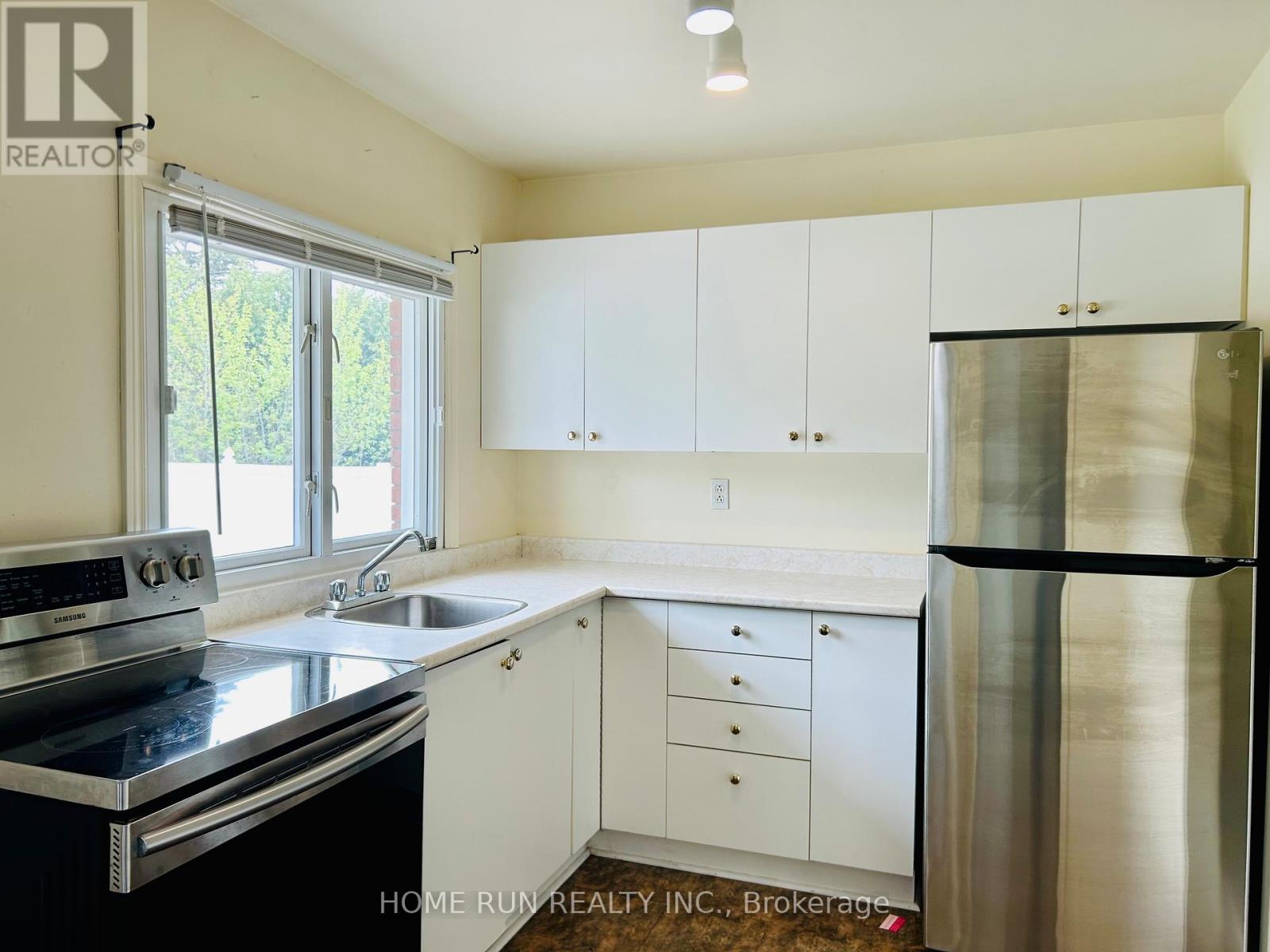 34 Stinson Avenue, Ottawa, Ontario  K2H 6N3 - Photo 8 - X12138576