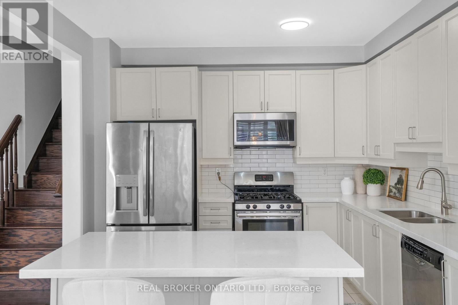 187 Leiterman Drive, Milton, Ontario  L9T 8B5 - Photo 12 - W12138445