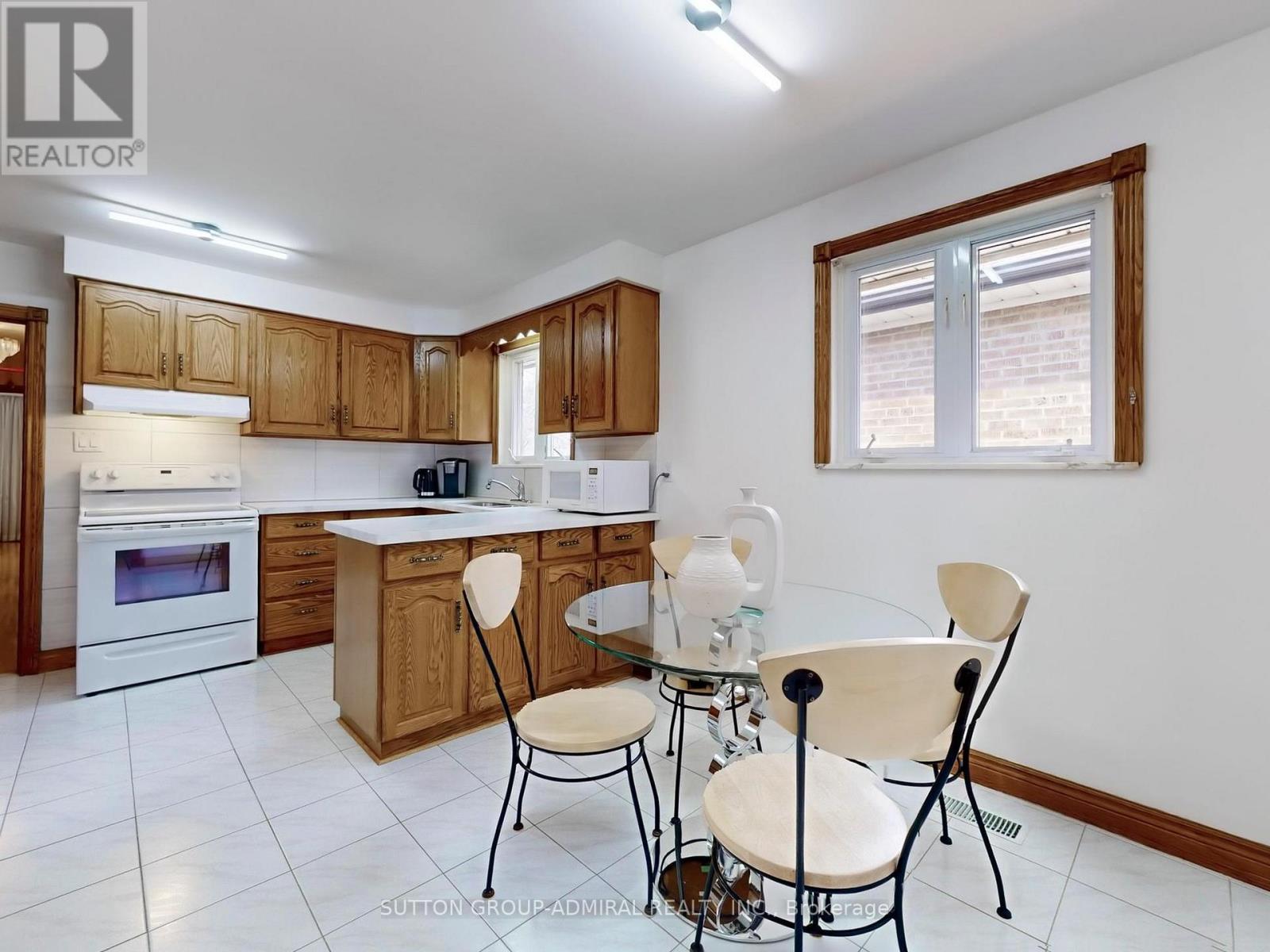 36 Bluehaven Crescent, Toronto, Ontario  M9M 1W5 - Photo 17 - W12138479
