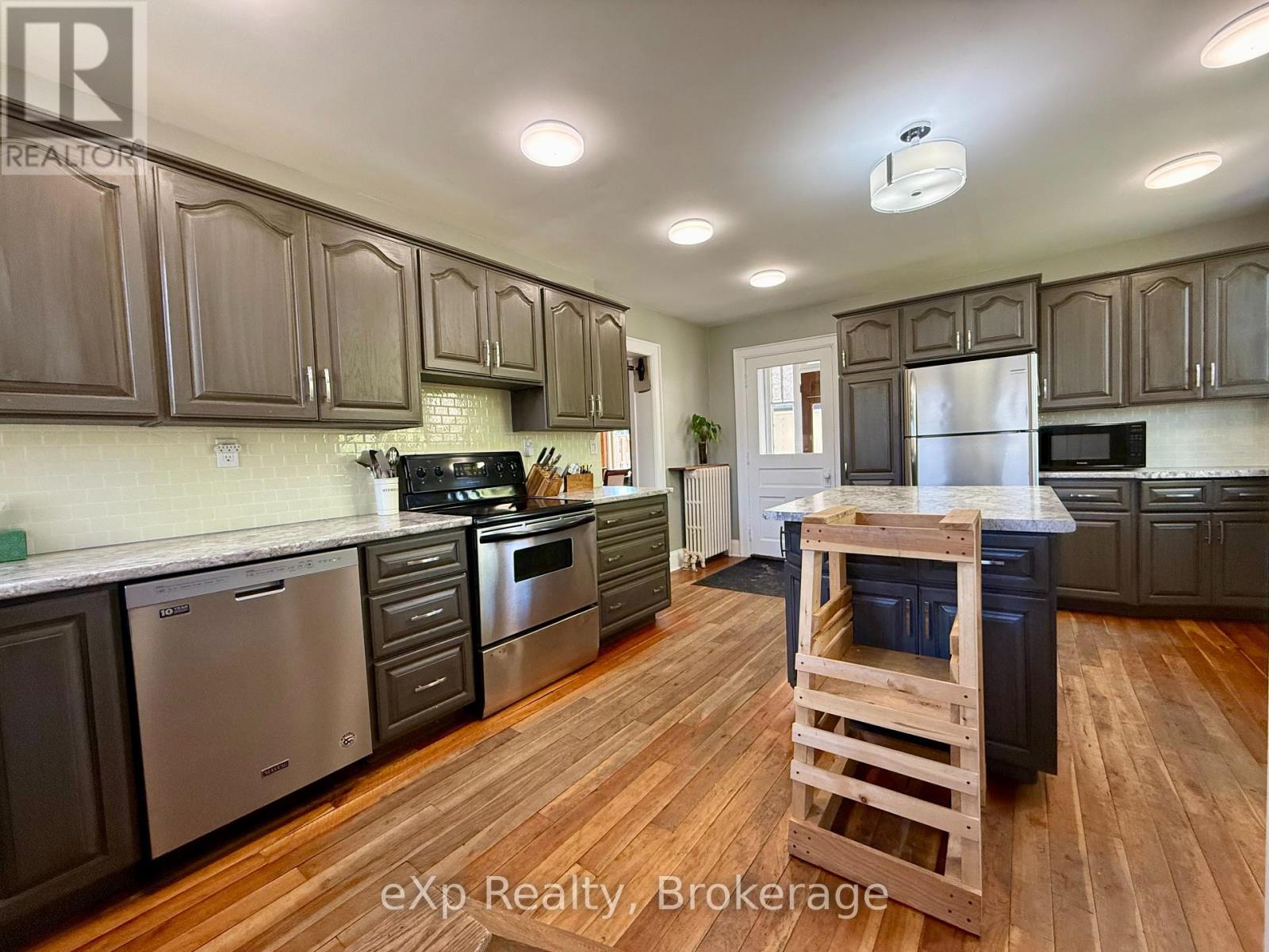 506 9th Avenue, Hanover, Ontario  N4N 2M3 - Photo 13 - X12138691