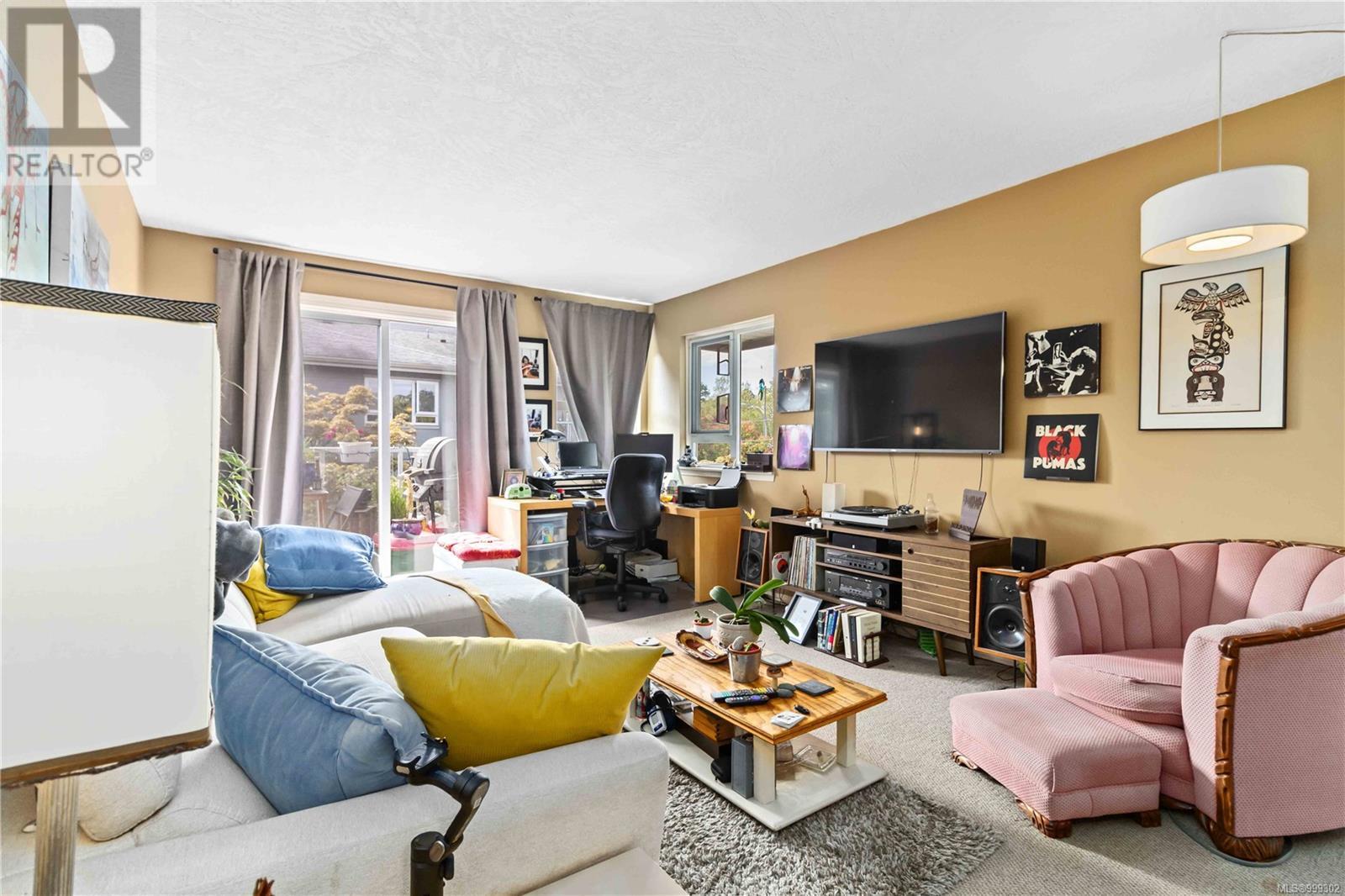 Property at 402 2880 Quadra St image 3