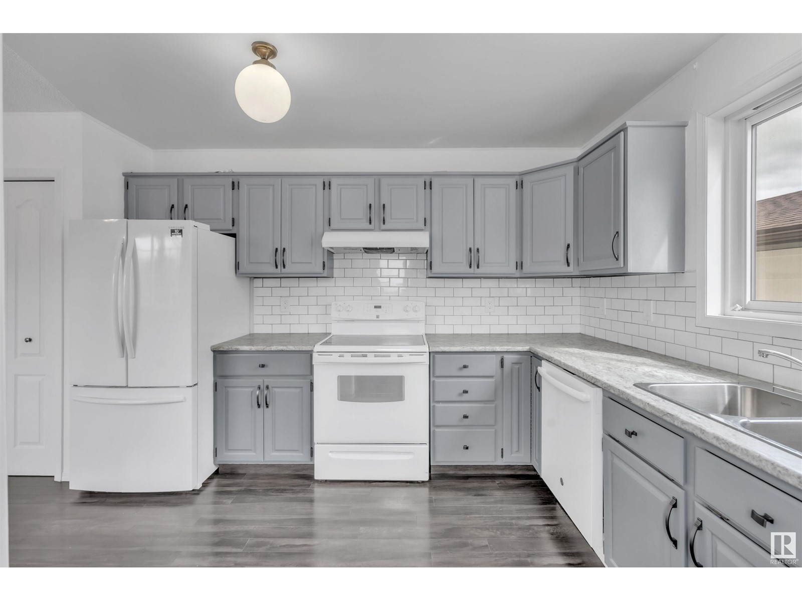 Property at 5016 42 ST image 2