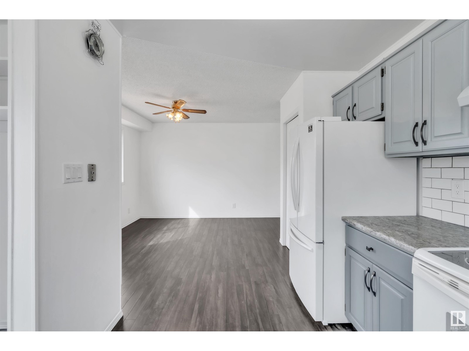 Property at 5016 42 ST image 4